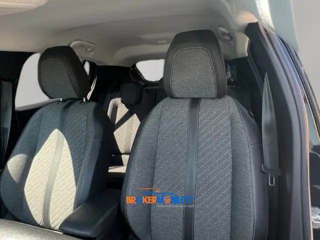 Peugeot 208 view 5