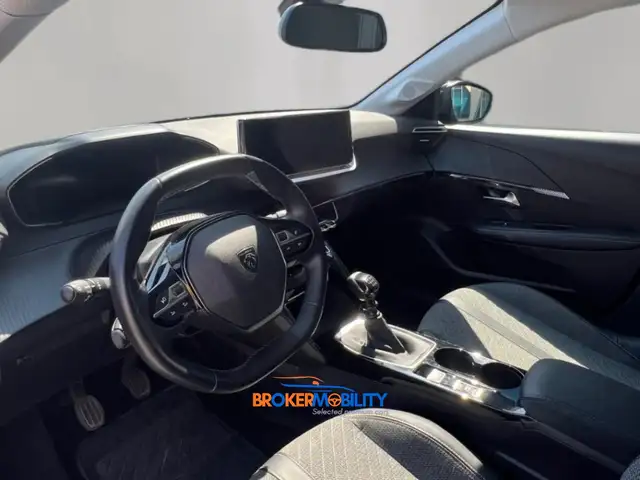 Peugeot 208 view 4