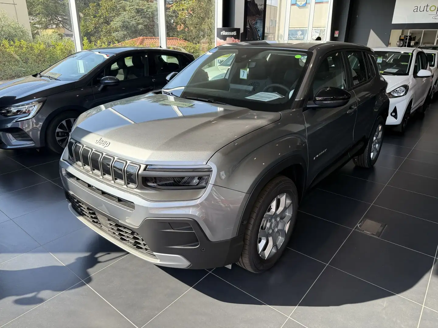 Jeep Avenger 1.2 Turbo MHEV Altitude Gris - 1