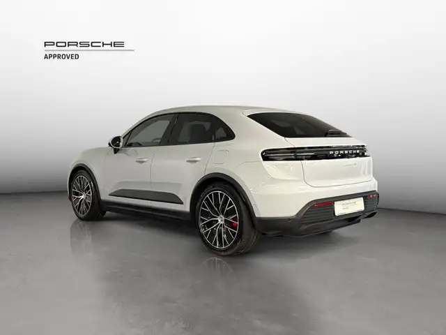 Porsche Macan view 3