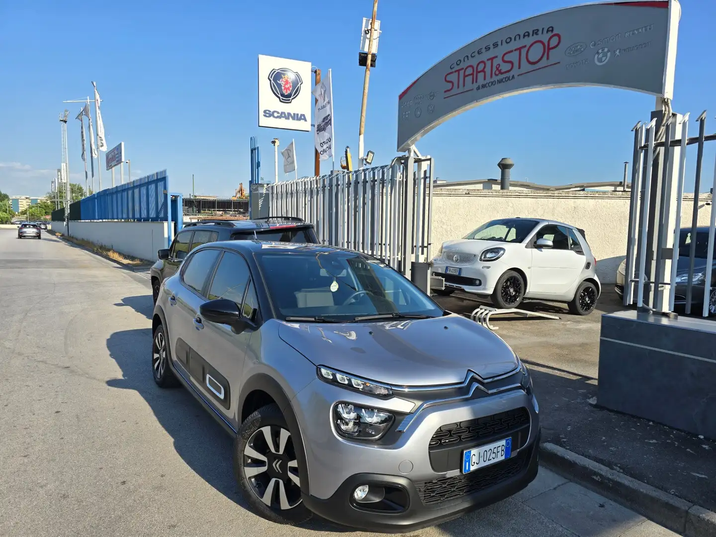 Citroen C3 Citroen C3 PureTech 110 S&S EAT6 Shine Grijs - 1