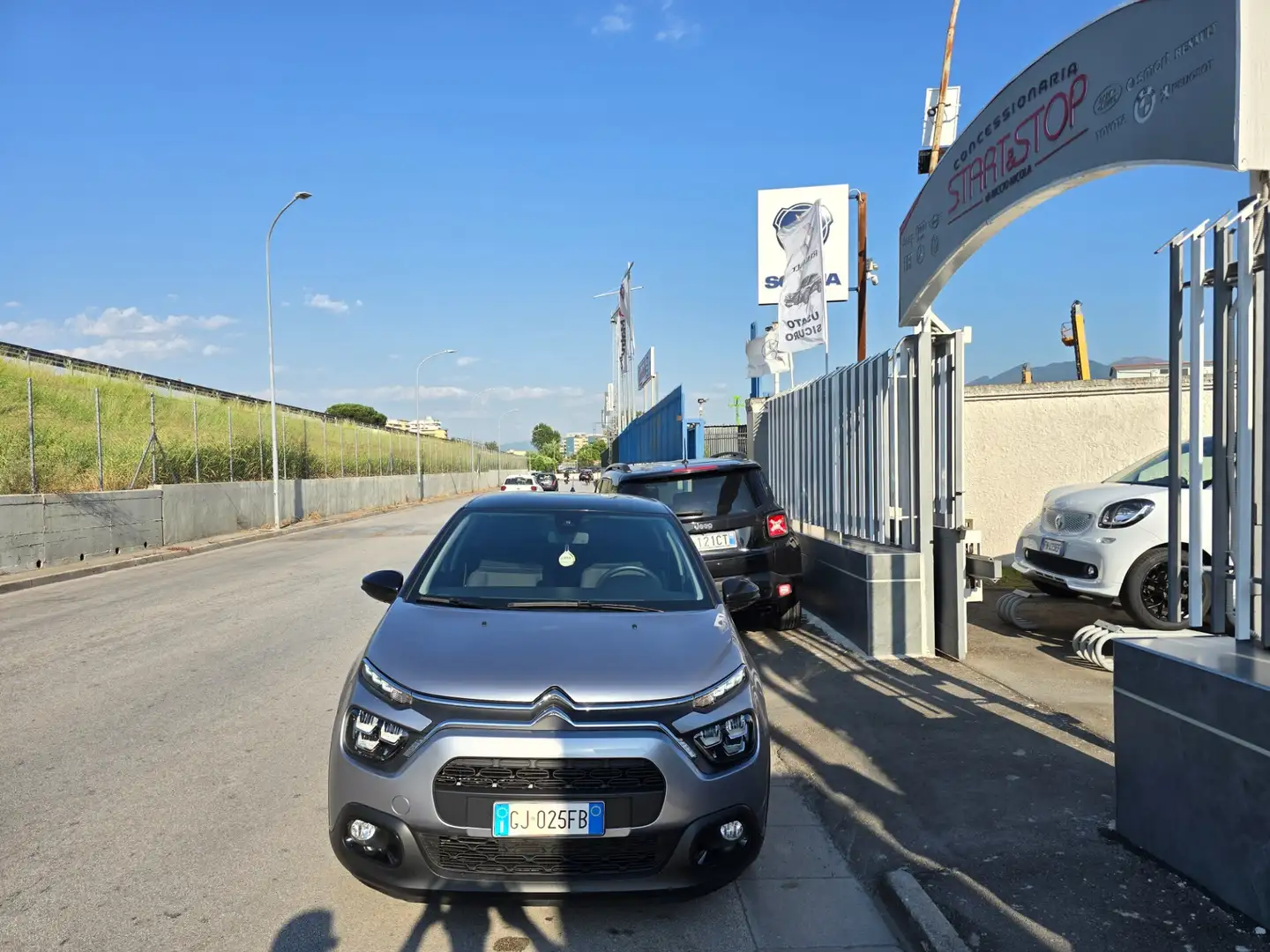 Citroen C3 Citroen C3 PureTech 110 S&S EAT6 Shine Grijs - 2
