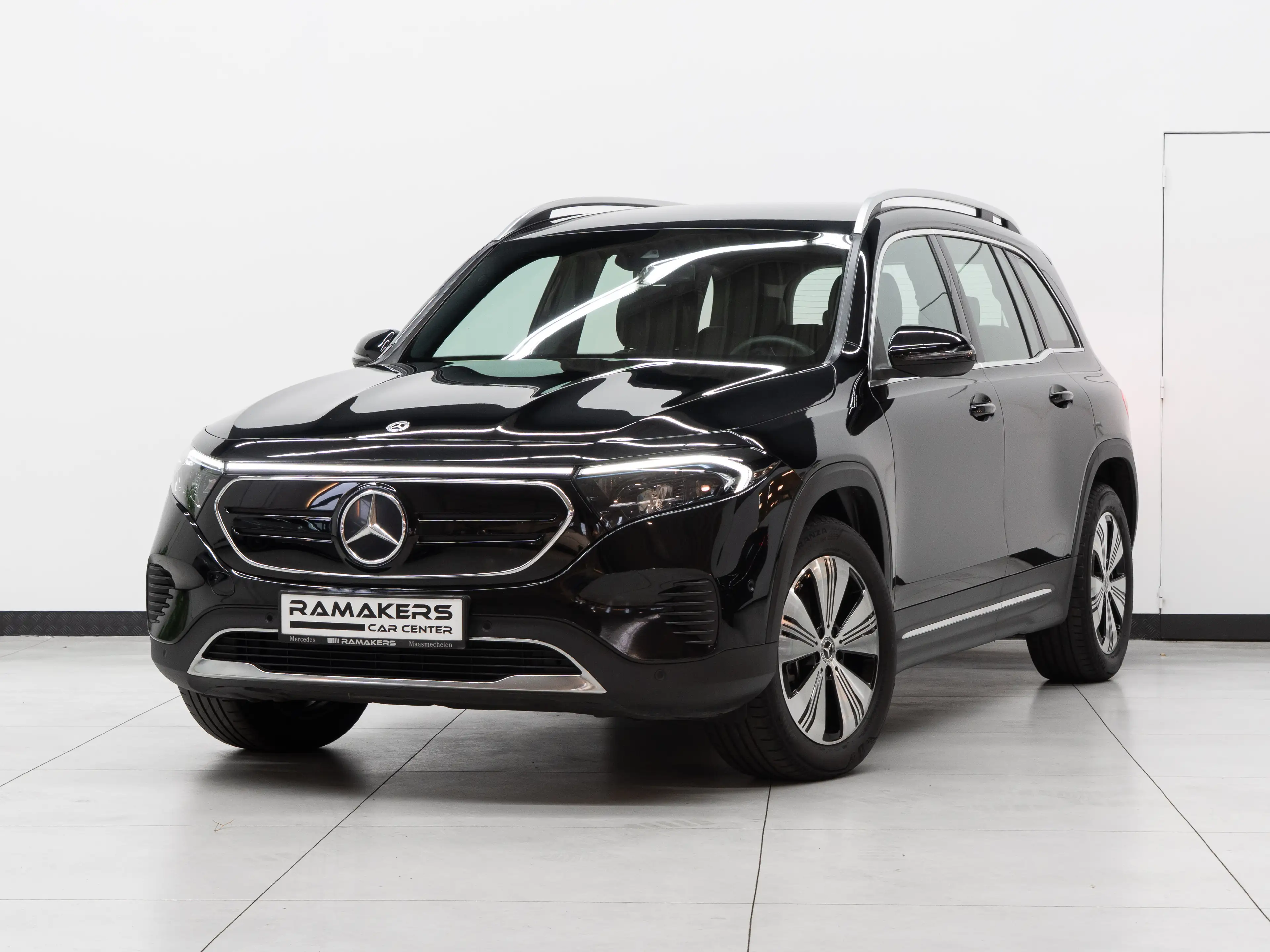 Mercedes-Benz EQB 250 Progressive Line | Dodehoek Camera LED Sfeerlicht