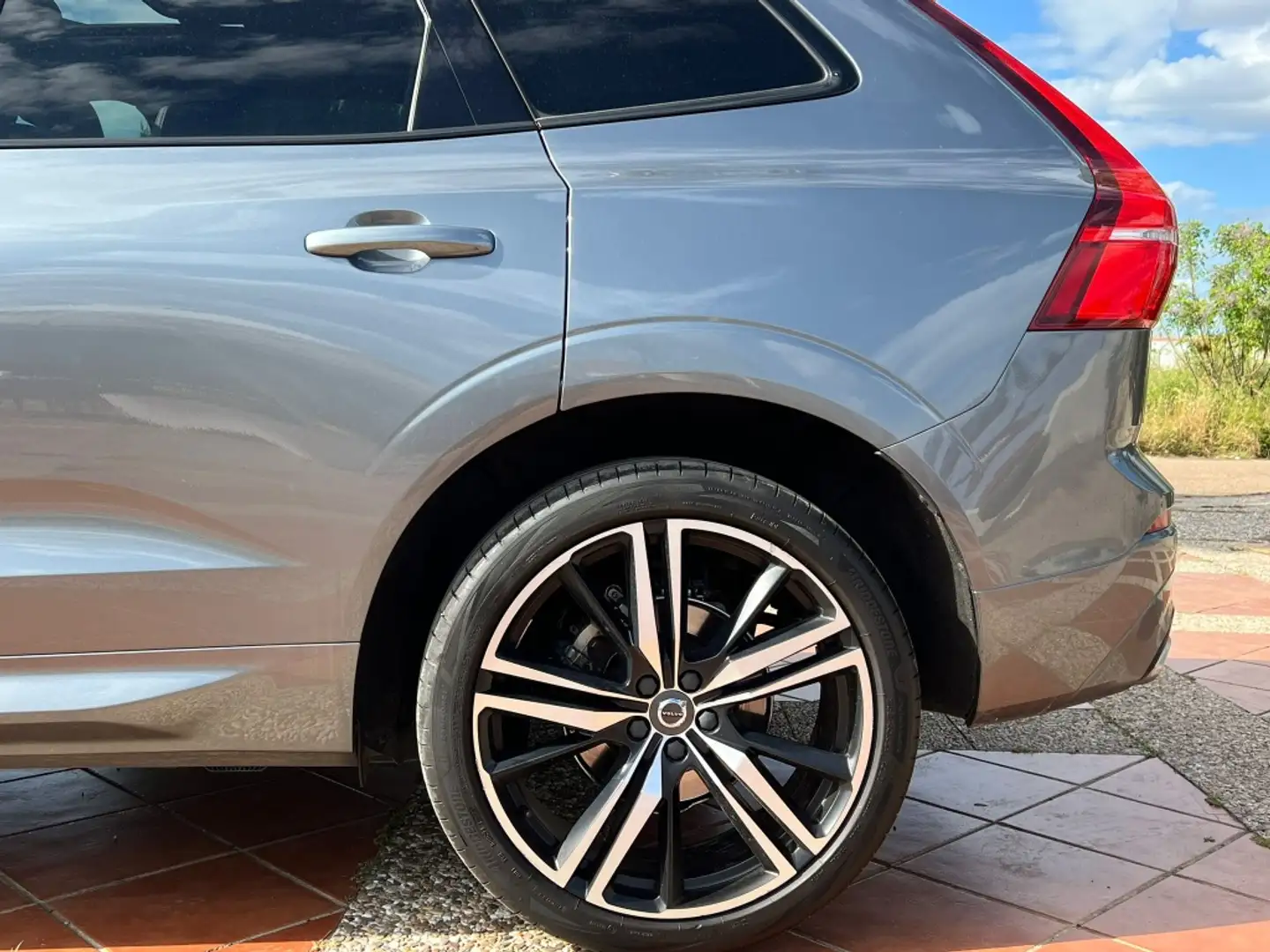 Volvo XC60 D4 R-Design Aut. Gris - 2