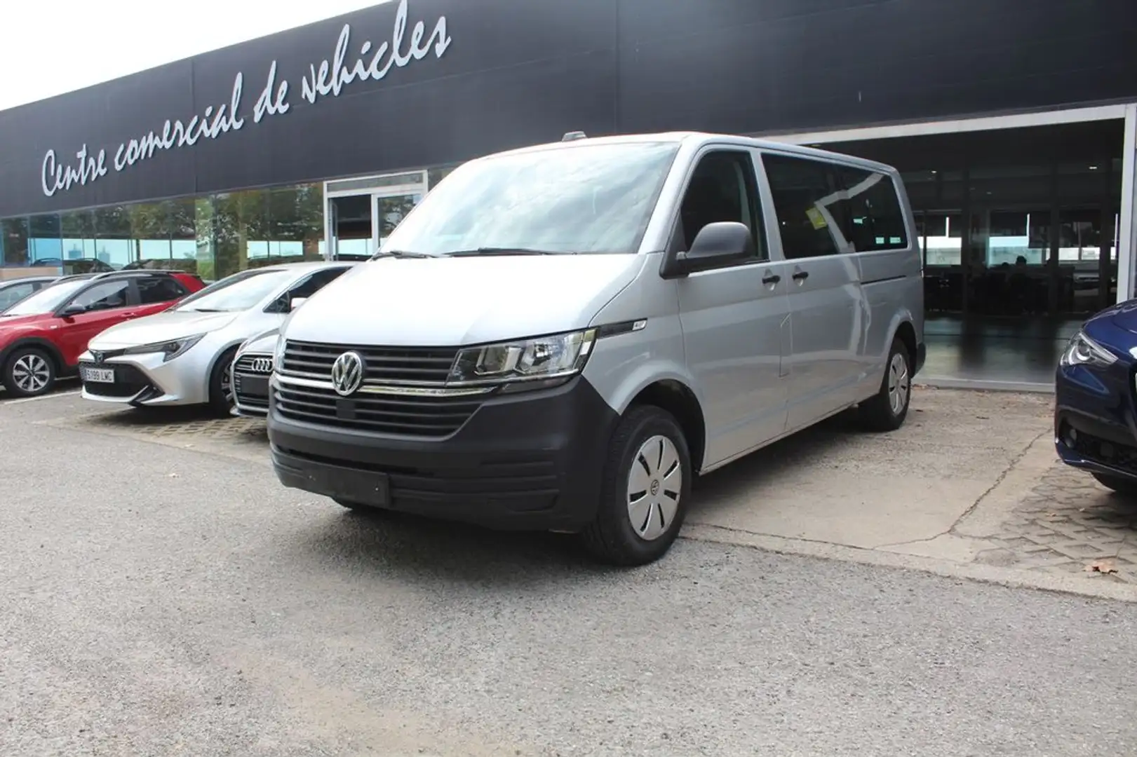 Volkswagen Transporter 2.0TDI 110CV COMBI L2 Plateado - 1