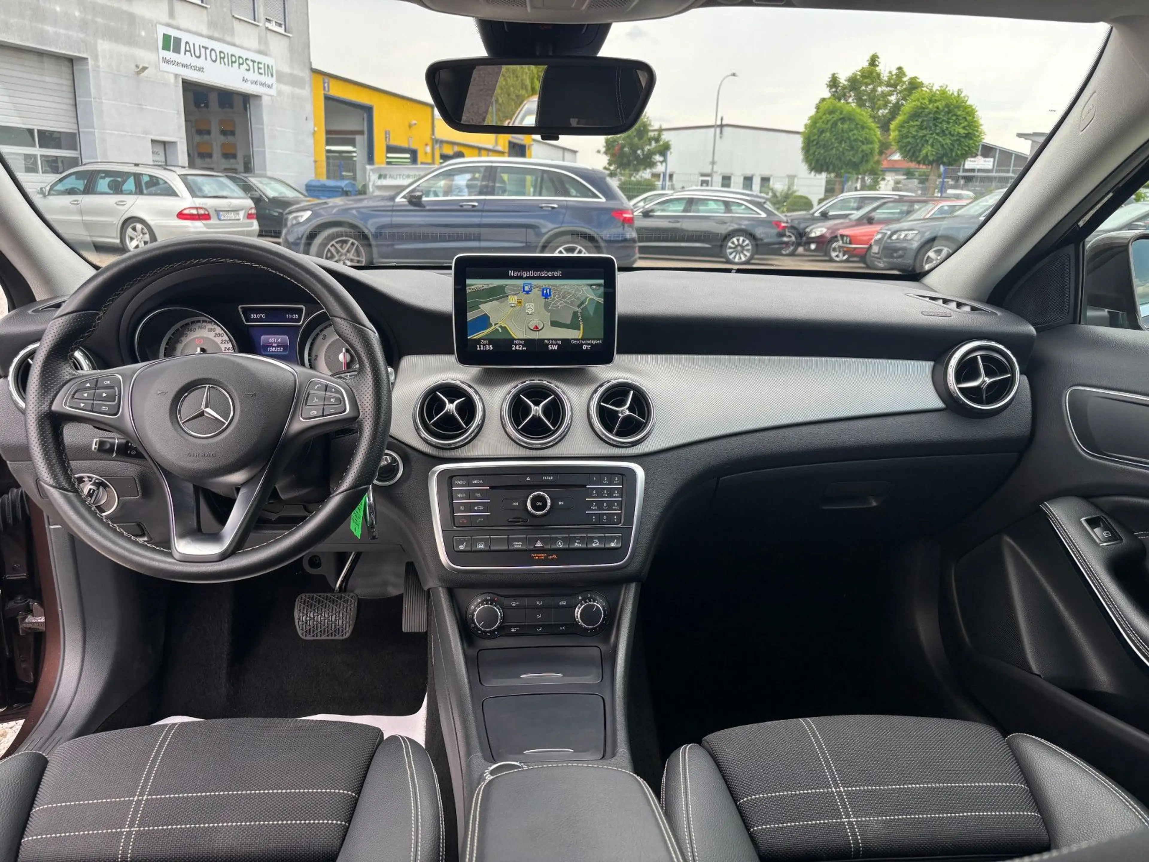 Mercedes-Benz GLA 220 d 4Matic Urban +AUTOMATIK+AHK+NAV+XENON+ — photo 14