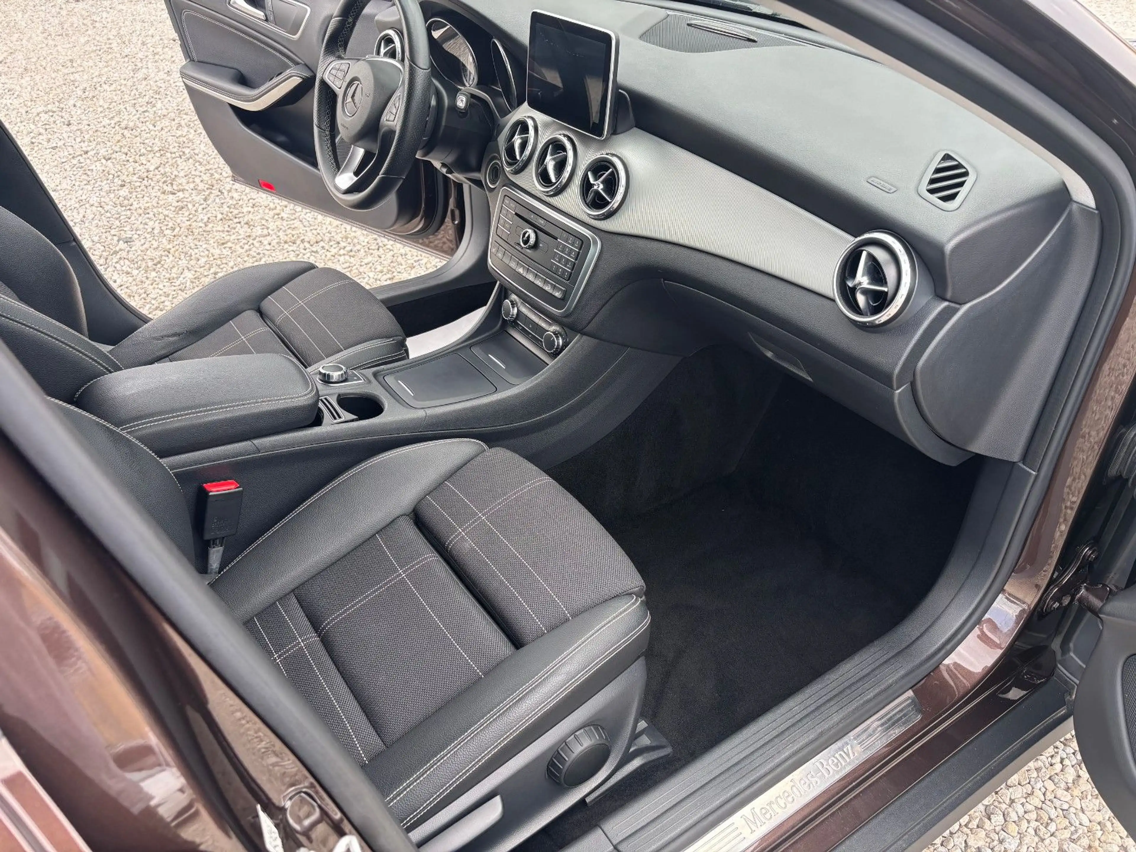 Mercedes-Benz GLA 220 d 4Matic Urban +AUTOMATIK+AHK+NAV+XENON+ — photo 12