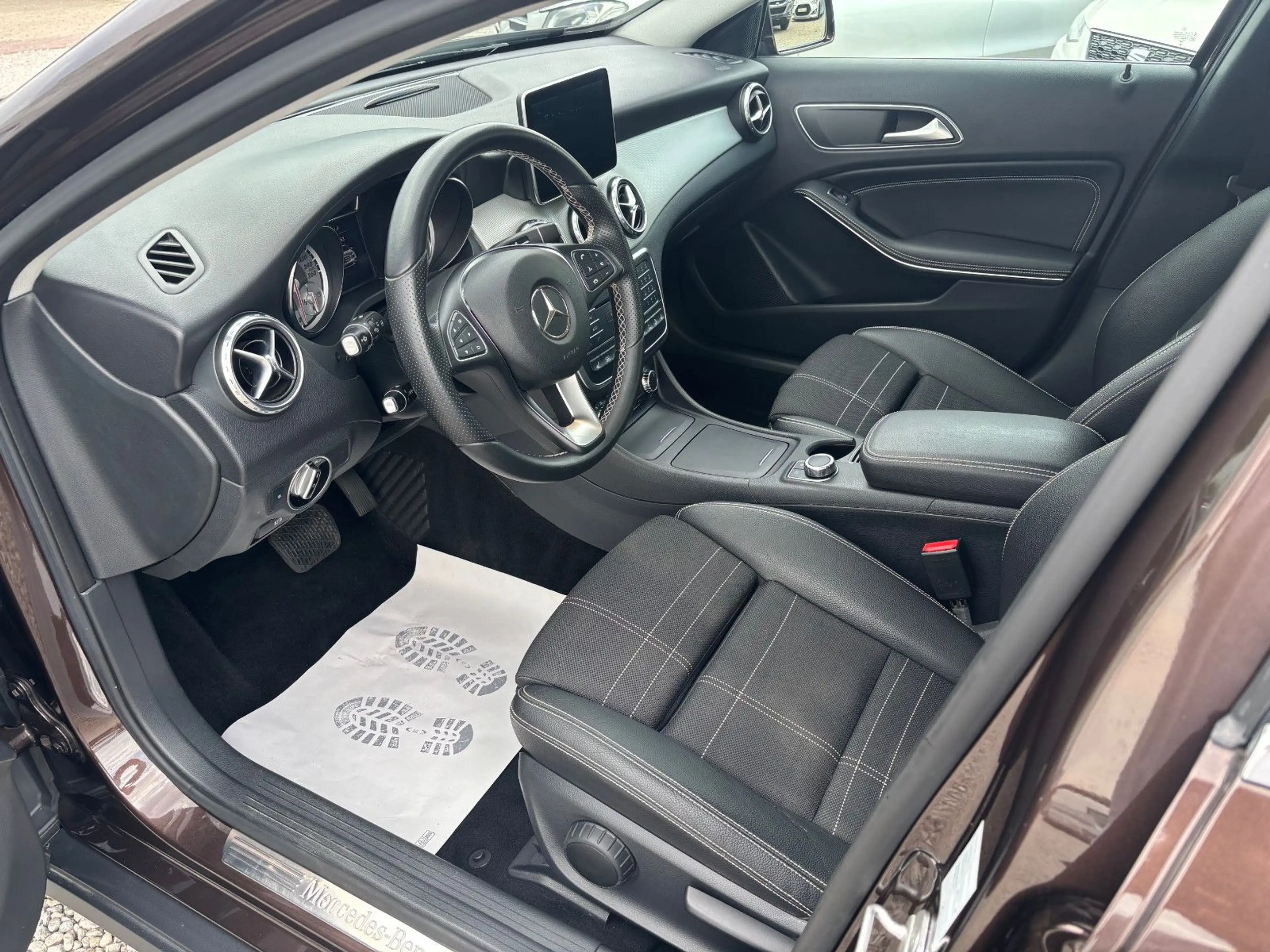 Mercedes-Benz GLA 220 d 4Matic Urban +AUTOMATIK+AHK+NAV+XENON+ — photo 7