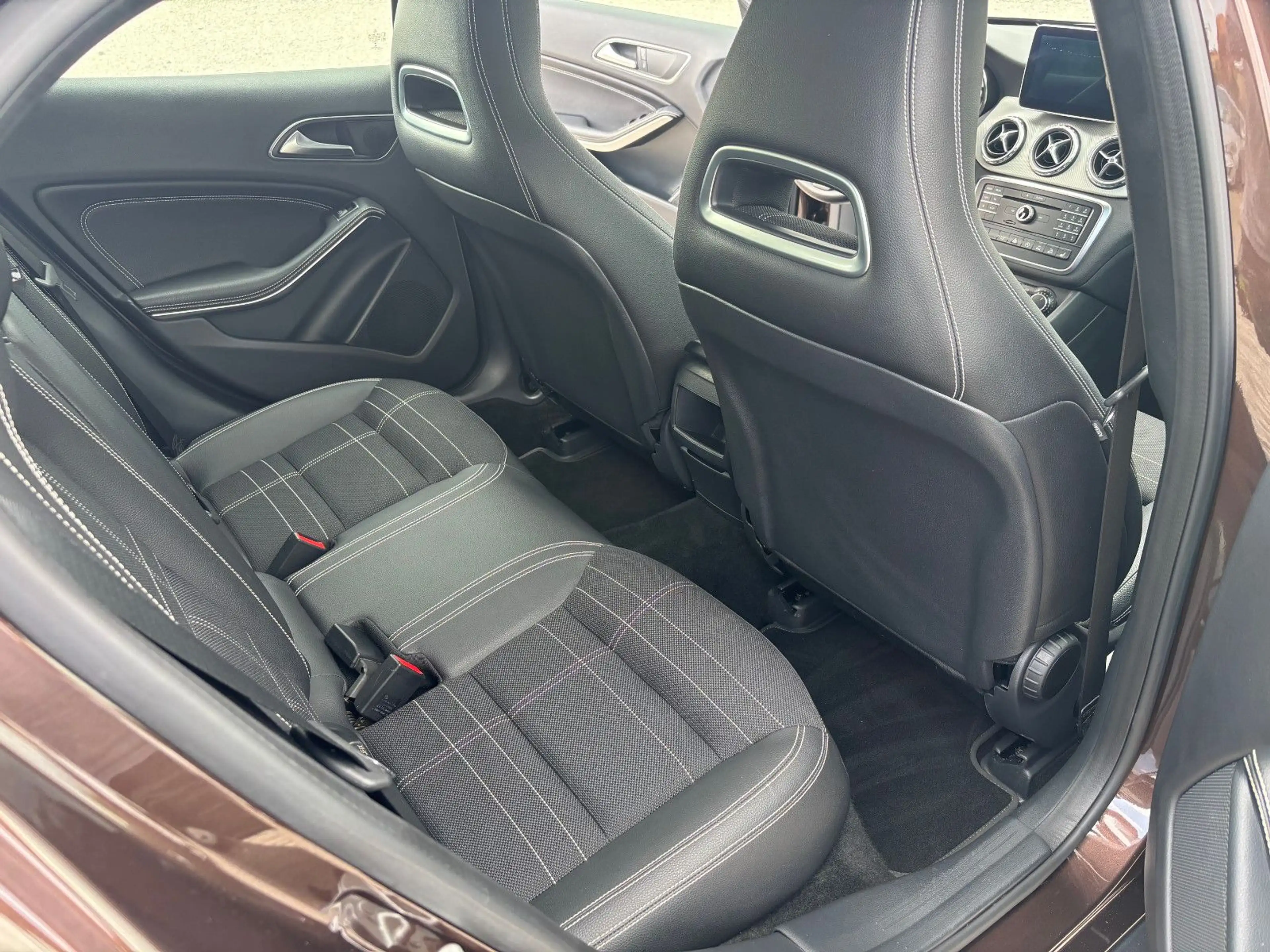 Mercedes-Benz GLA 220 d 4Matic Urban +AUTOMATIK+AHK+NAV+XENON+ — photo 11