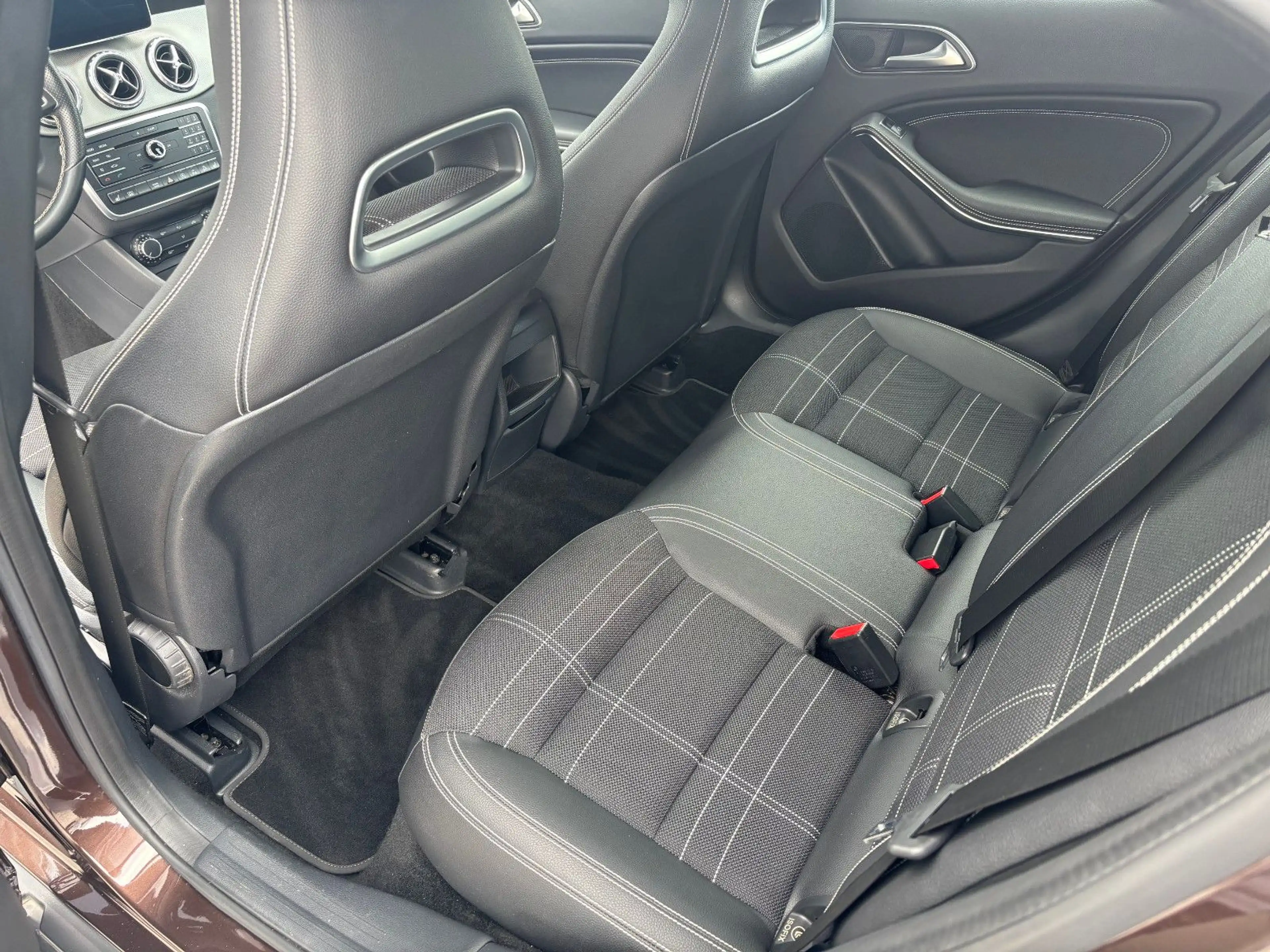 Mercedes-Benz GLA 220 d 4Matic Urban +AUTOMATIK+AHK+NAV+XENON+ — photo 9