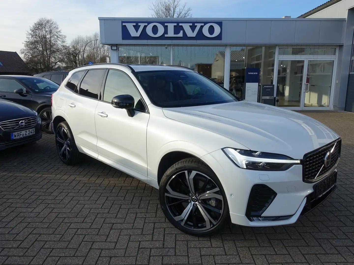 Volvo XC60 Ultra Dark B5 AWD/Dark/AHK/FourC/360/HeadUp Weiß - 2