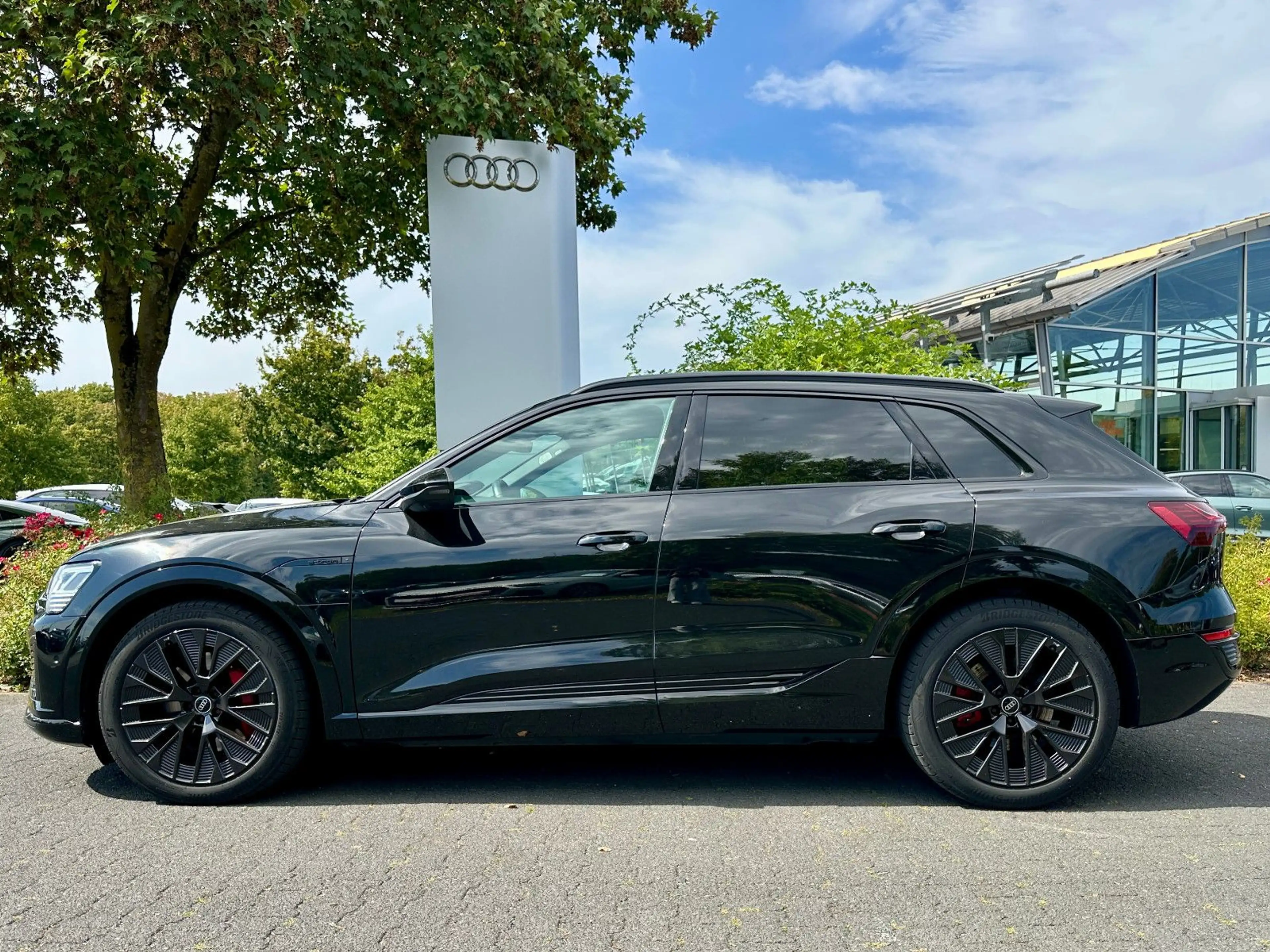 Audi Q8 e-tron 55 qu S LINE BLACK PANO B&O 360° LUFTF — photo 4