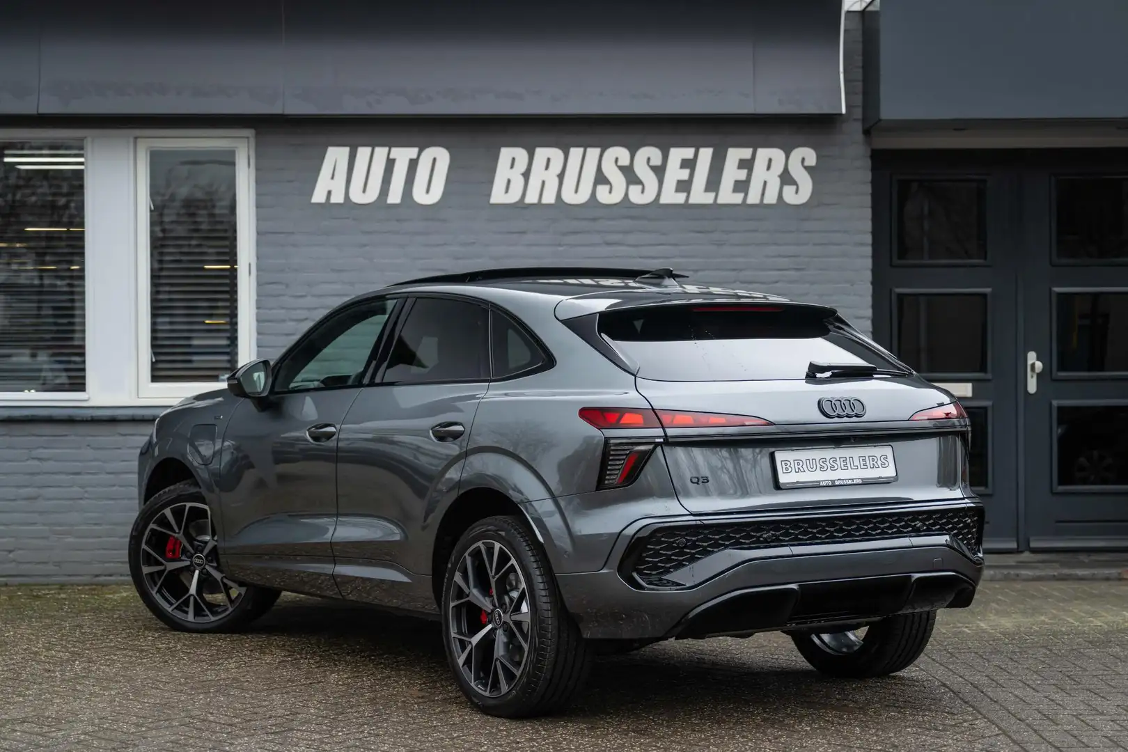 Audi Q3 Sportback 1.5 200kW e-hybrid S edition Nieuw Direc Grijs - 2
