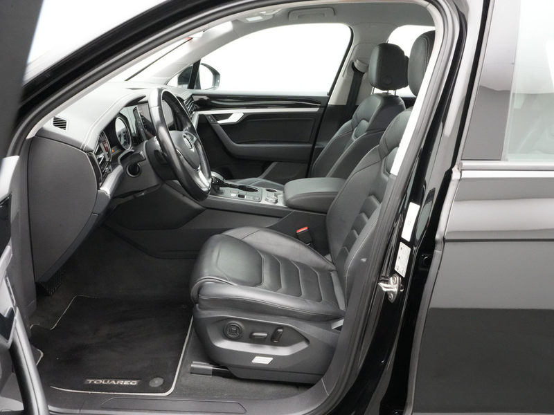 Volkswagen Touareg 3.0 V6 TDI AHK KAM NAVI LEDER SHZ PDC — photo 9