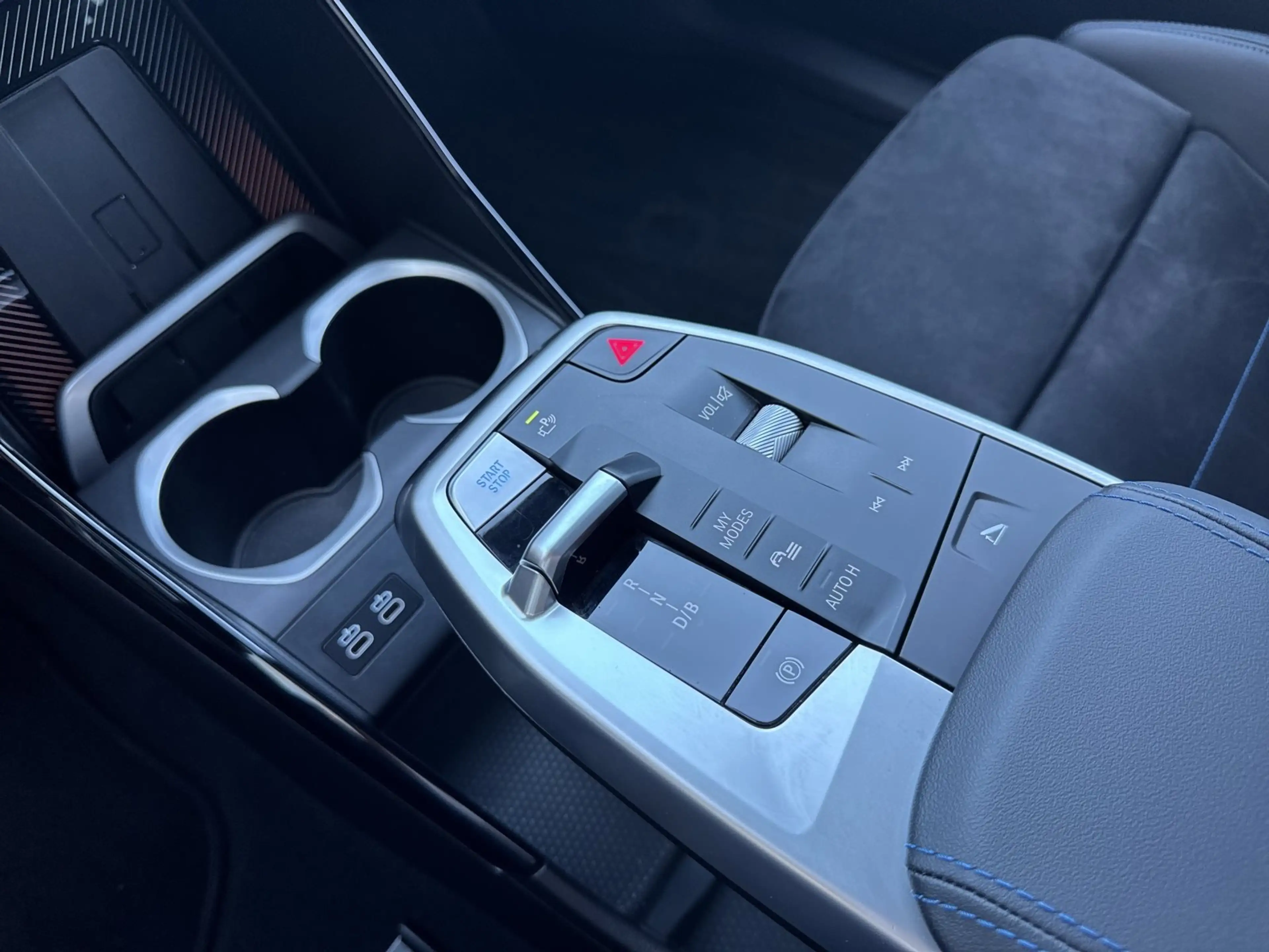 BMW iX2 xDrive30 AHK 360° STANDHZ HEAD-UP PANO RFK — photo 15