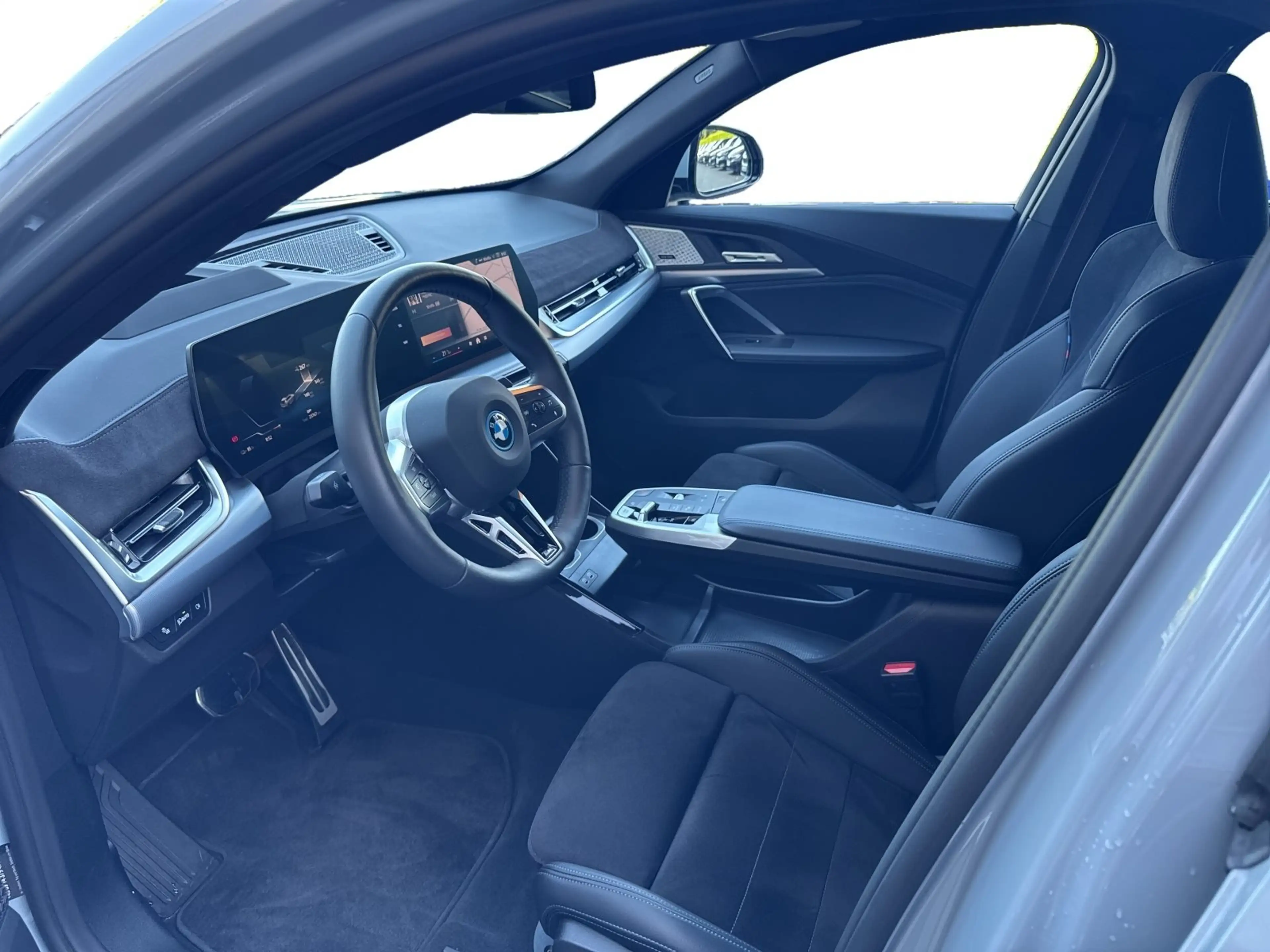 BMW iX2 xDrive30 AHK 360° STANDHZ HEAD-UP PANO RFK — photo 11