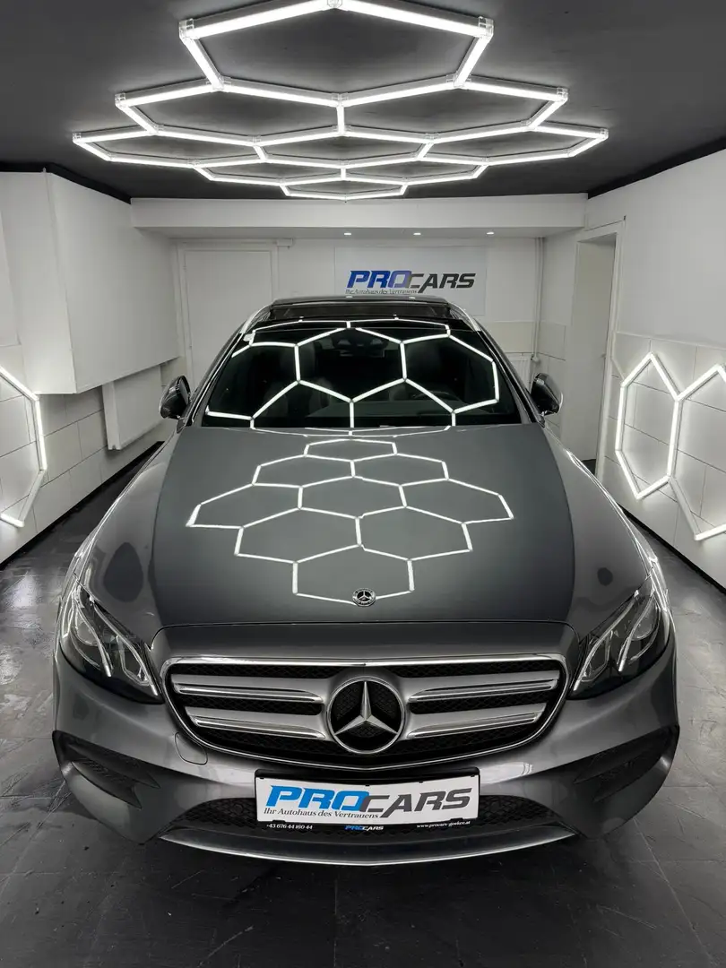 Mercedes-Benz E 220 d 4Matic AMG-Line Interieur*PANO*KAM*NAVI* Grau - 2