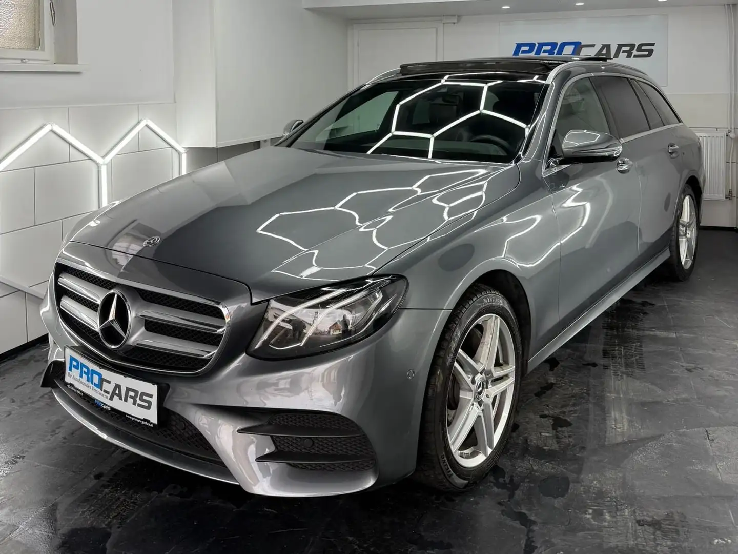 Mercedes-Benz E 220 d 4Matic AMG-Line Interieur*PANO*KAM*NAVI* Grau - 1