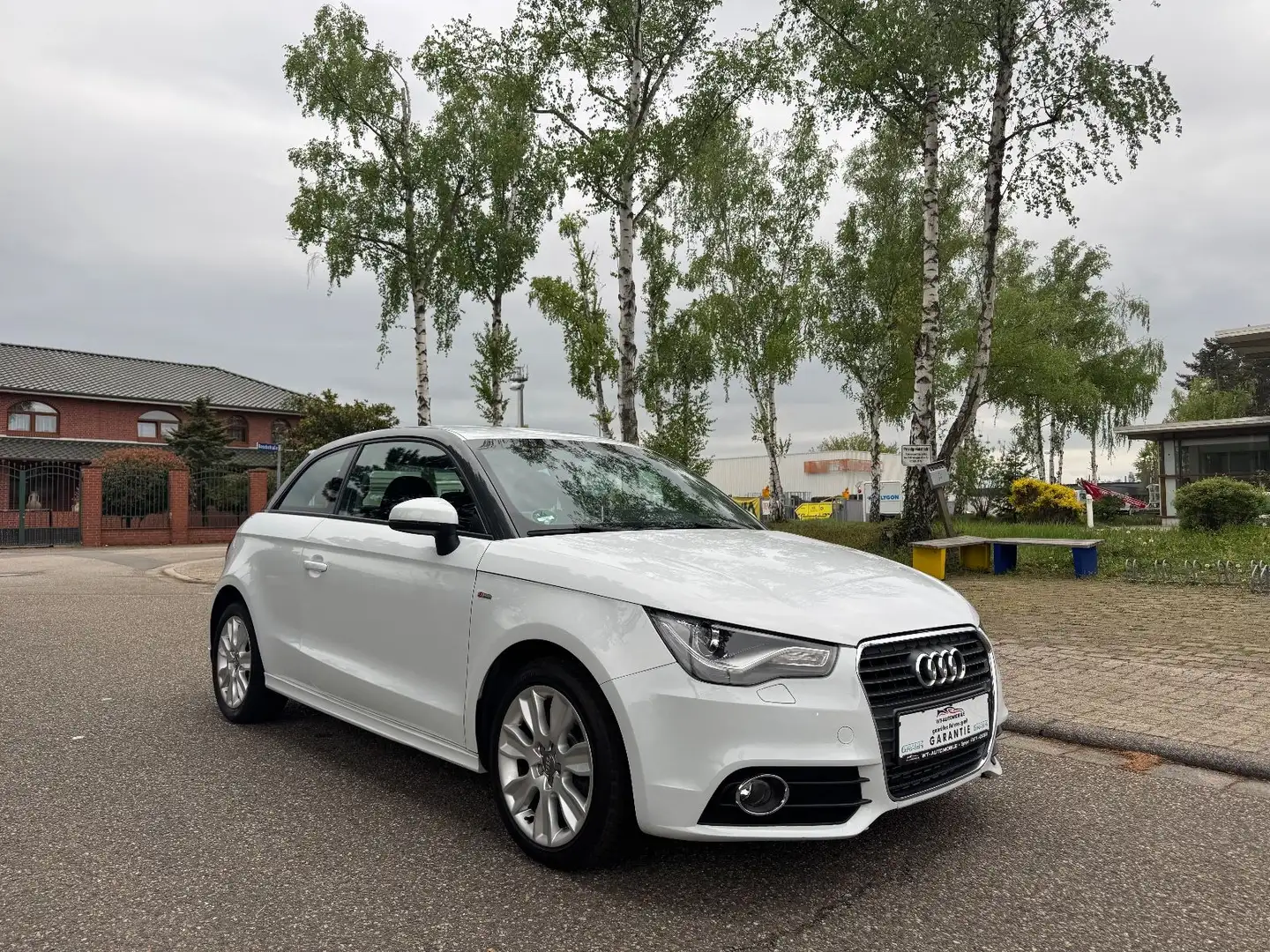 Audi A1 ambition S Line TÜV NEU Garantie 2 Hand Weiß - 1