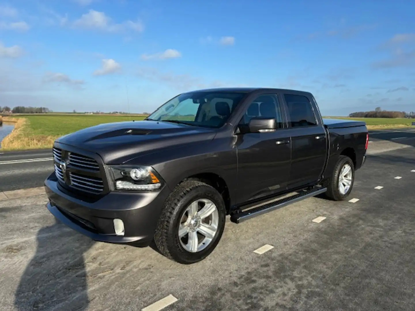 Dodge RAM 1500 SPORT als nieuw 4x4 lpg financiering v/a 350 Grijs - 1