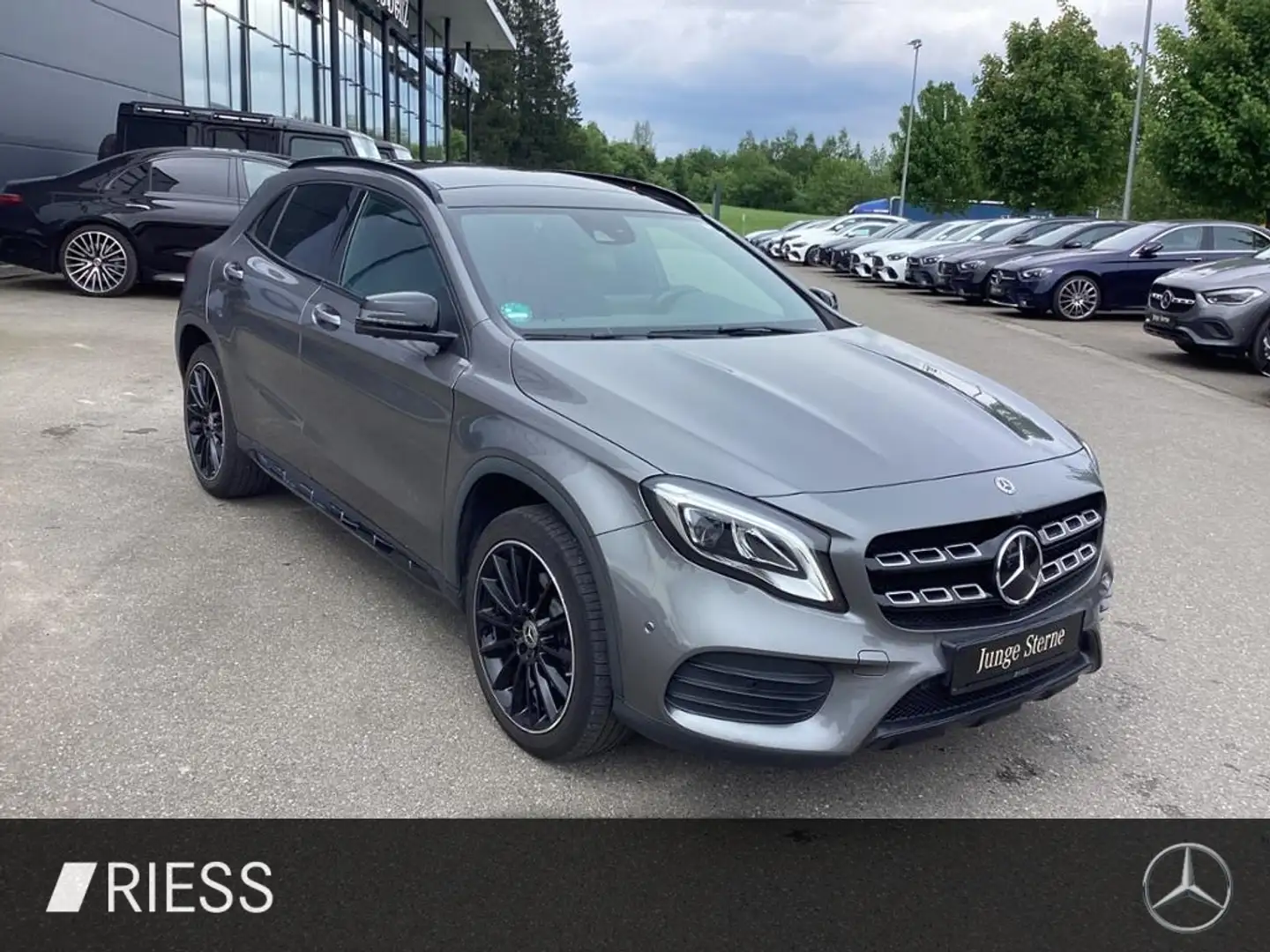 Mercedes-Benz GLA 250 4M AMG Night Pano AHK Memory Standhz. Šedá - 2