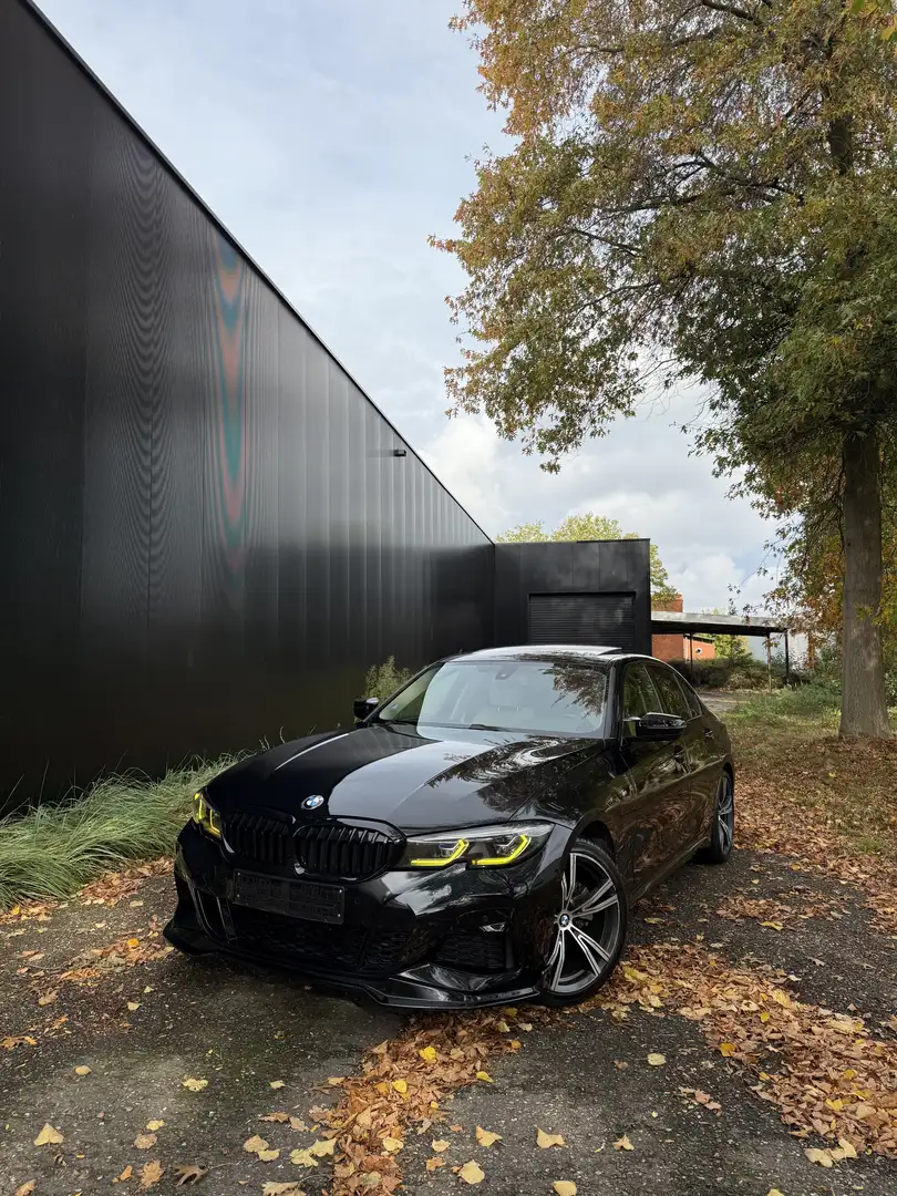 BMW 330 330i xDrive Aut. M Sport Zwart - 1