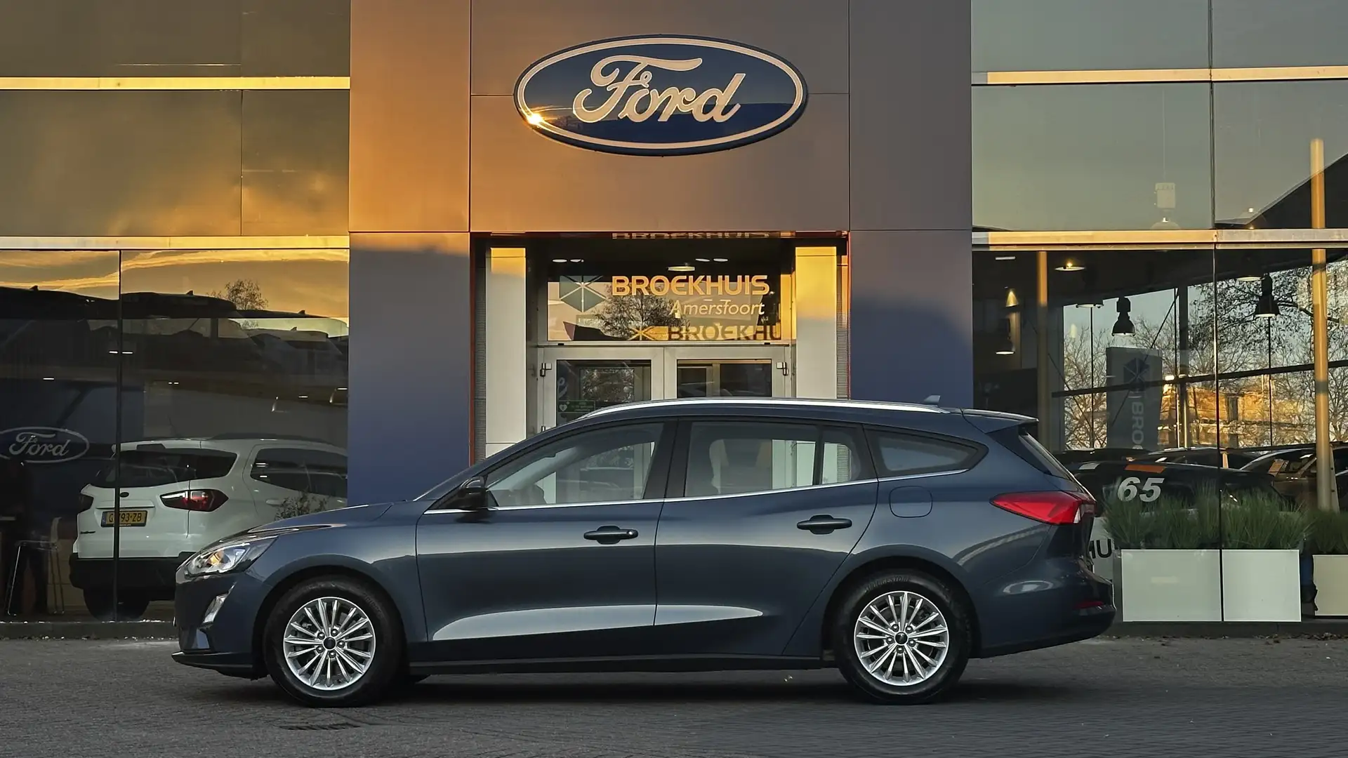 Ford Focus Wagon 1.5 EcoBoost Titanium Automaat | Winterpack Blau - 2
