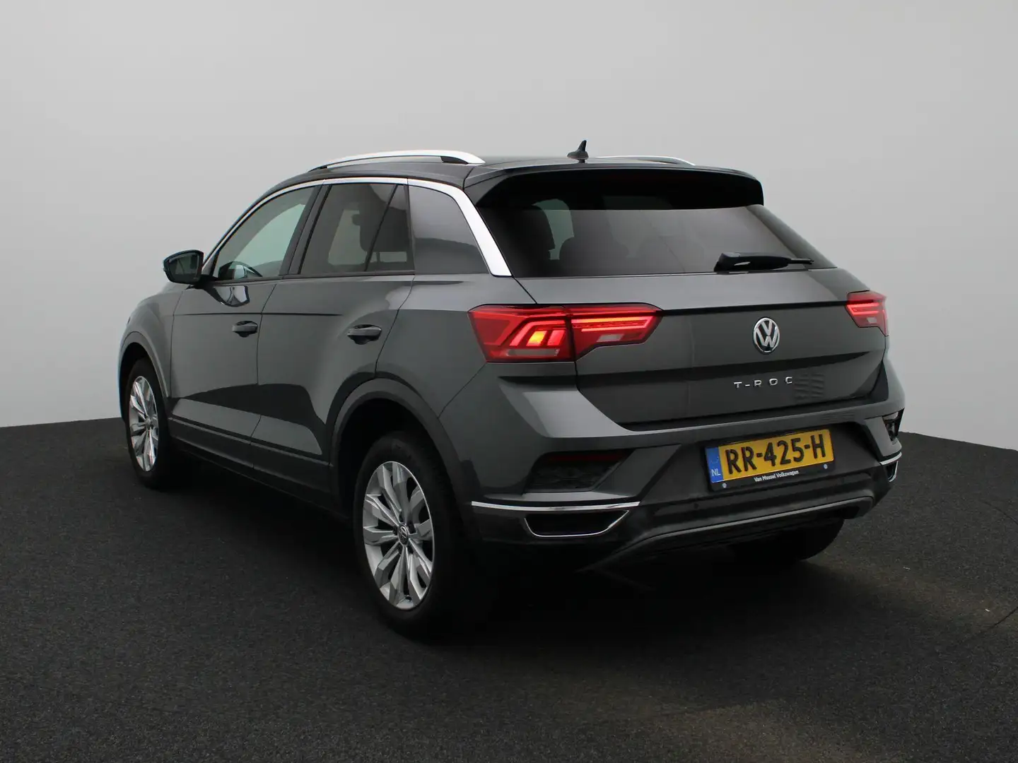 Volkswagen T-Roc 1.0 TSI Style 110 PK | Navigatie | Airco | Apple C Grijs - 2