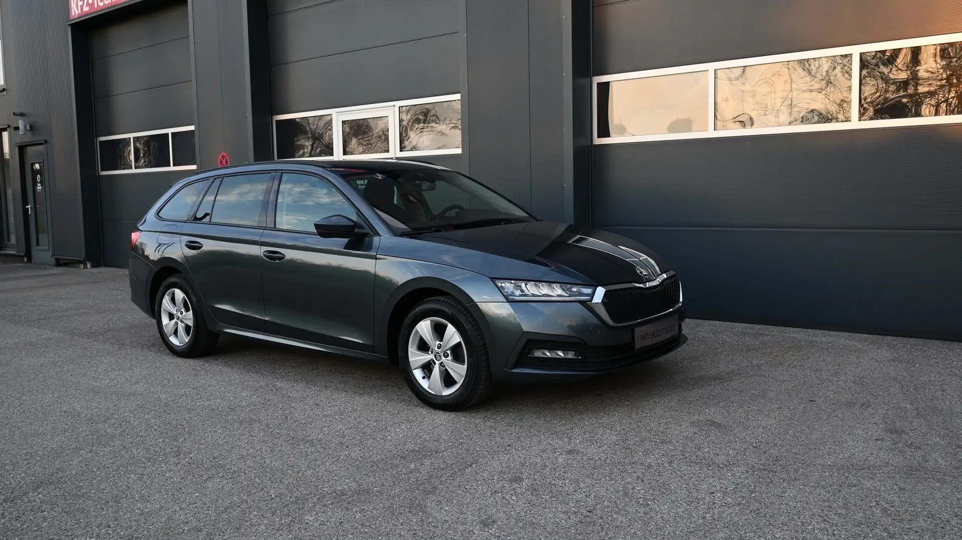 Skoda Octavia Kombi 2,0 TDI Business DSG / AHV / VIRTUAL / EPH / Grau - 2