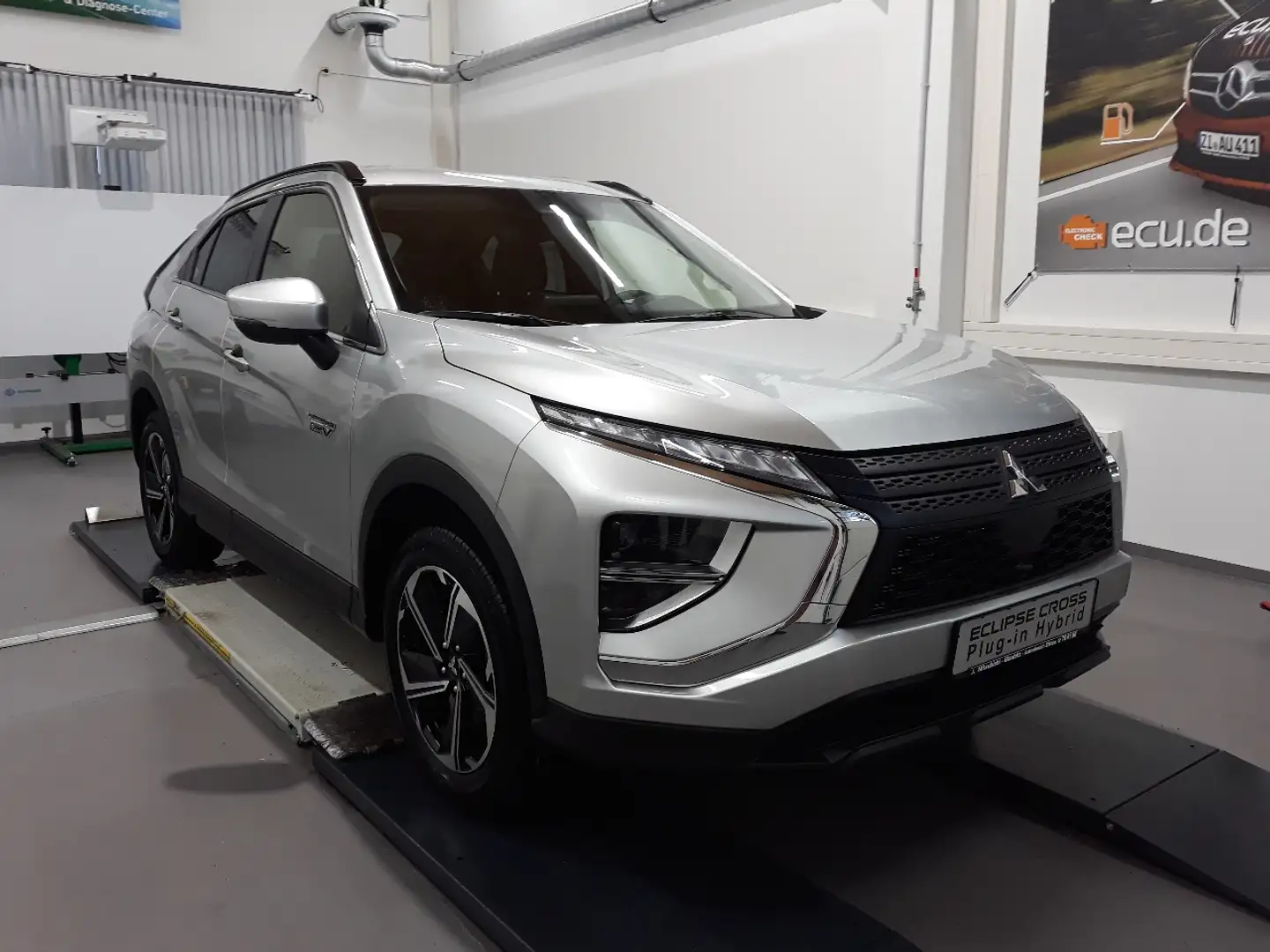Mitsubishi Eclipse Cross Plug-in Hybrid BASIS 2.4 MIVEC 4WD Silber - 1