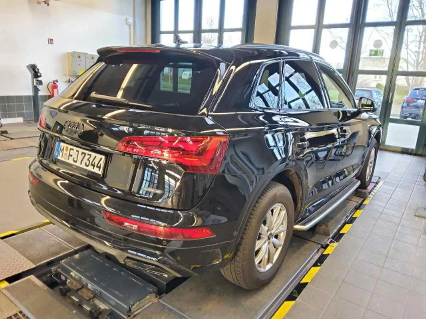 Audi Q5 S line 40TDI quattr Stron 360° PANO Stdhz AHK Schwarz - 2