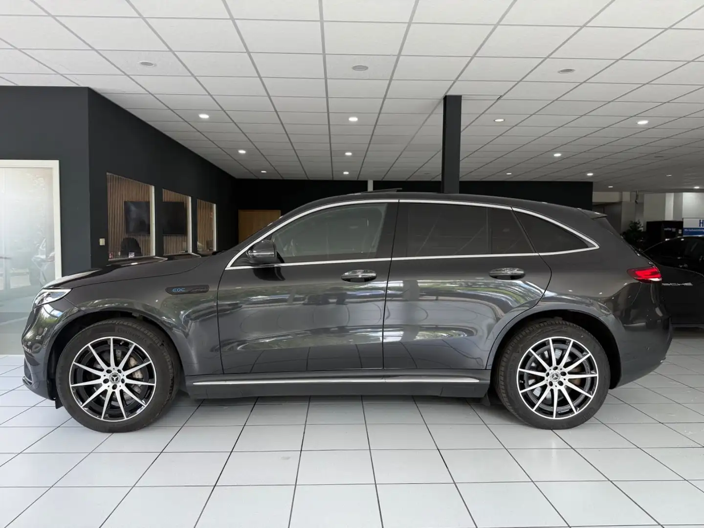 Mercedes-Benz EQC 400 400 4M*AMG-LINE*DISTRONIC*SHD*MBEAM*AHK*KEYL Grau - 2