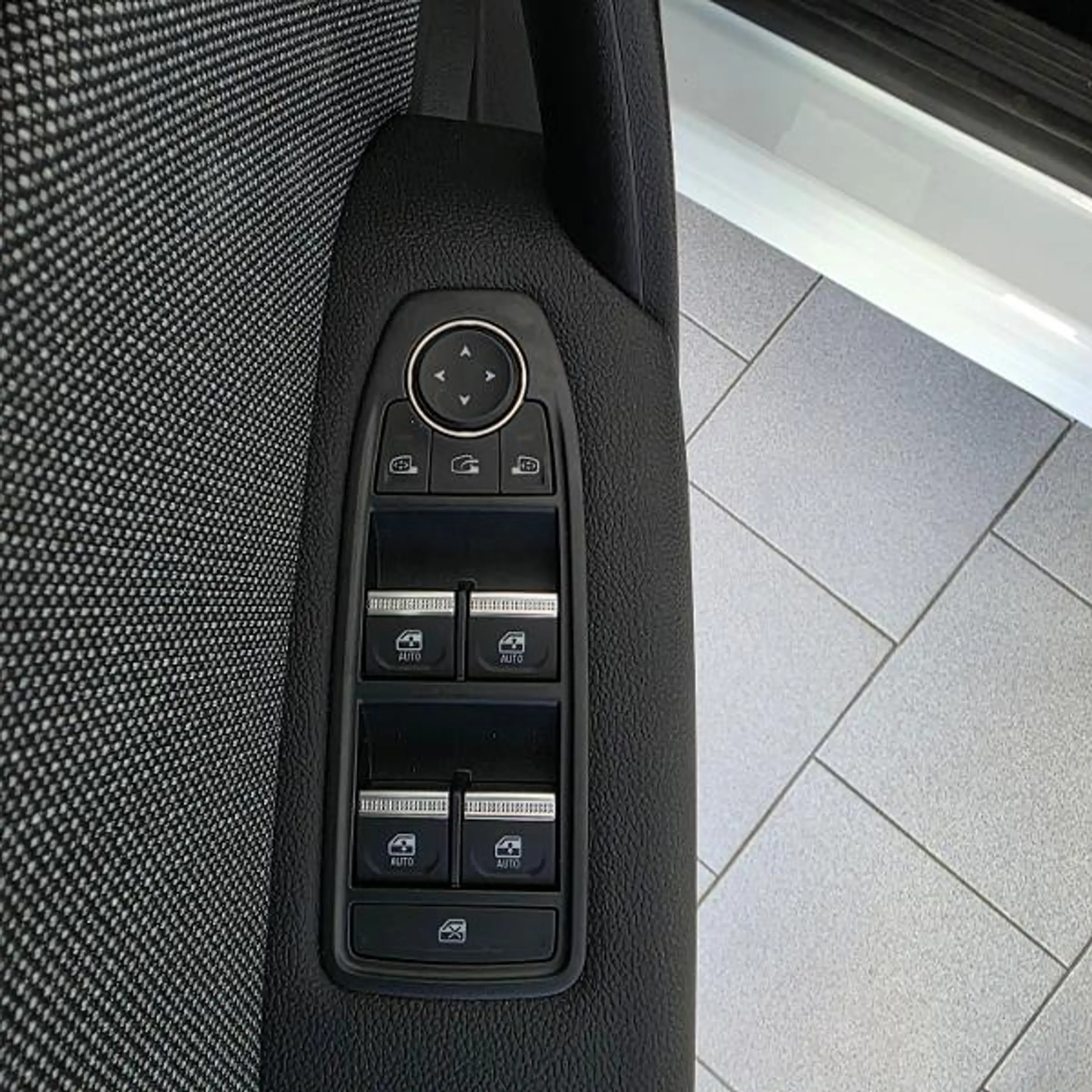 Mitsubishi Grandis Intro Edition 1.8 Hybrid — photo 4