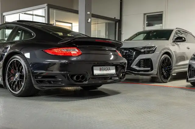 Porsche 911 view 12