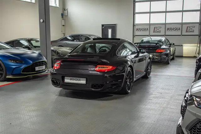 Porsche 911 view 9