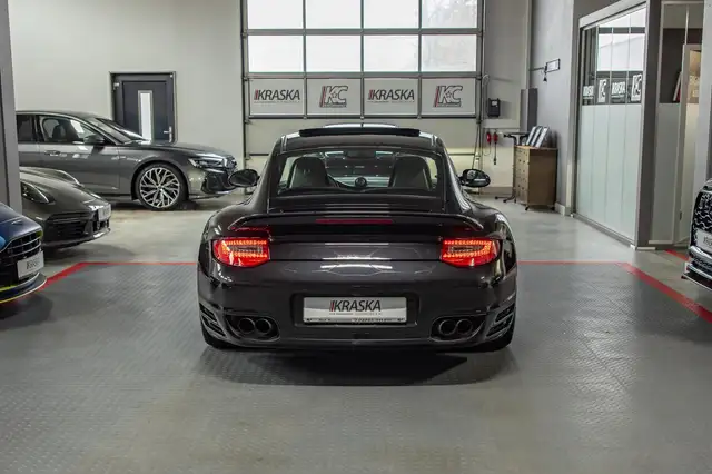 Porsche 911 view 10