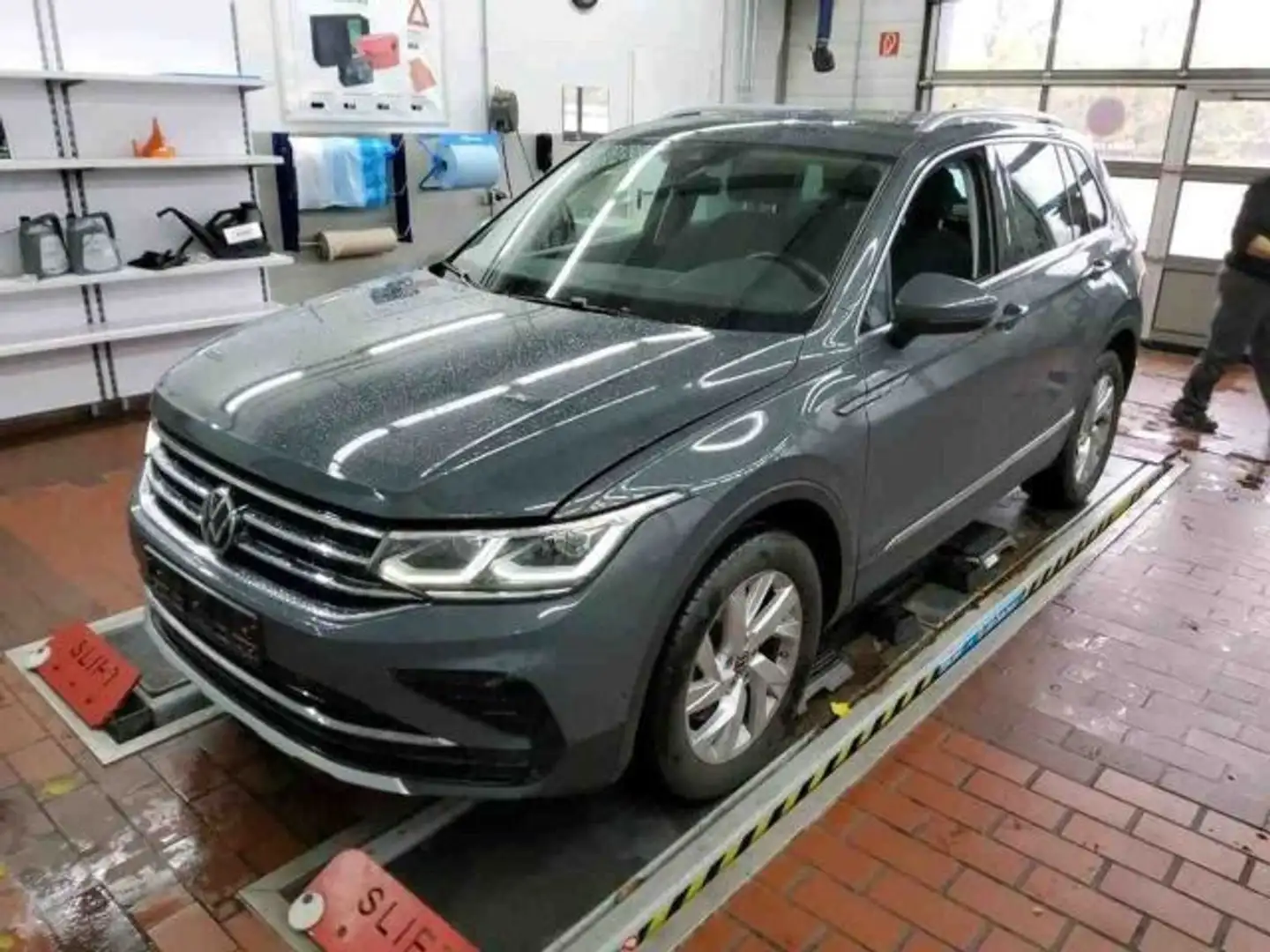 Volkswagen Tiguan 2.0TDI Elegance DSG 4M Pano AHK Navi LED Grijs - 2