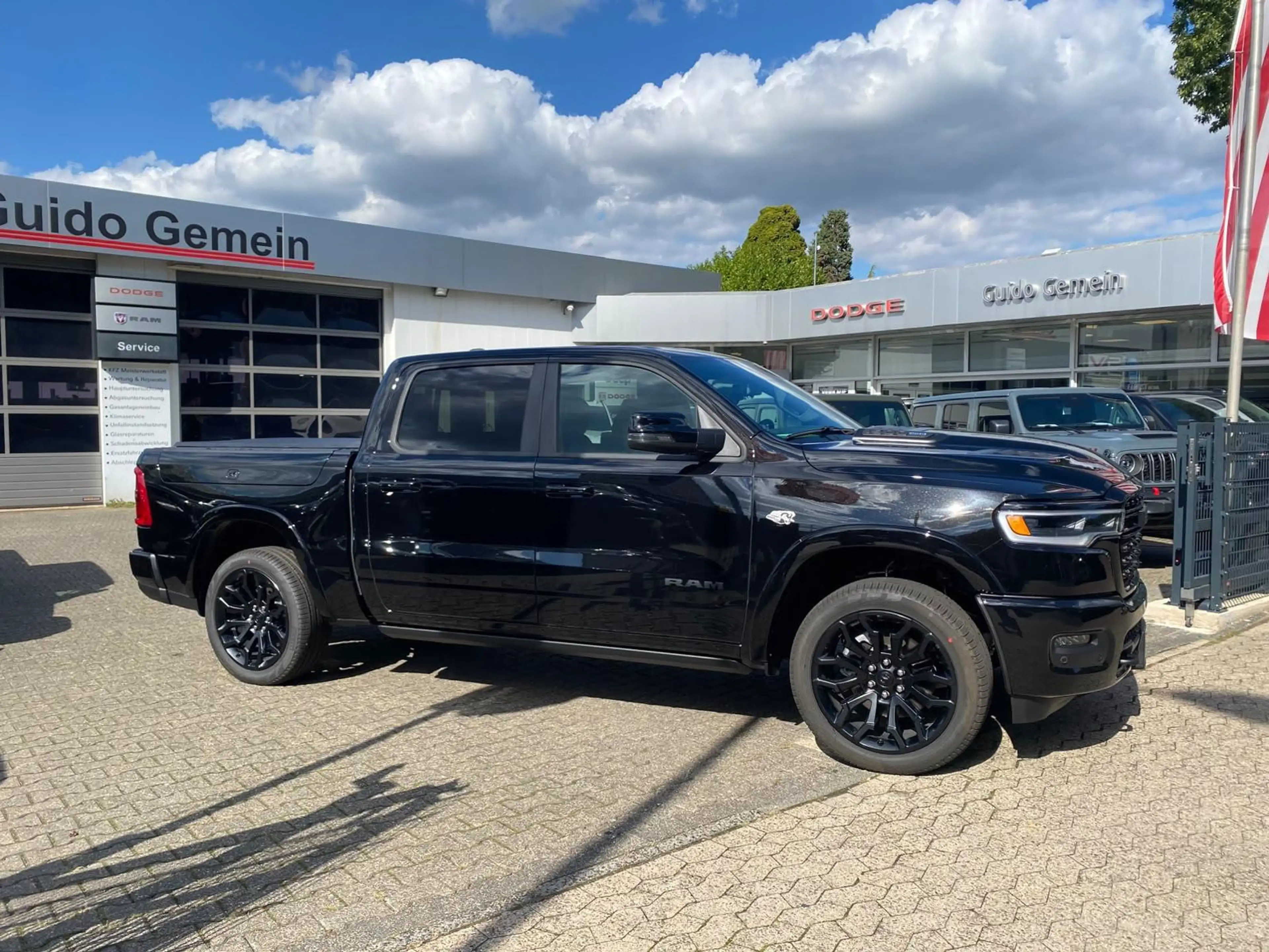 Dodge RAM 5.7 V8 HEMI Limited Night 2026 + 3 Jahre Garantie