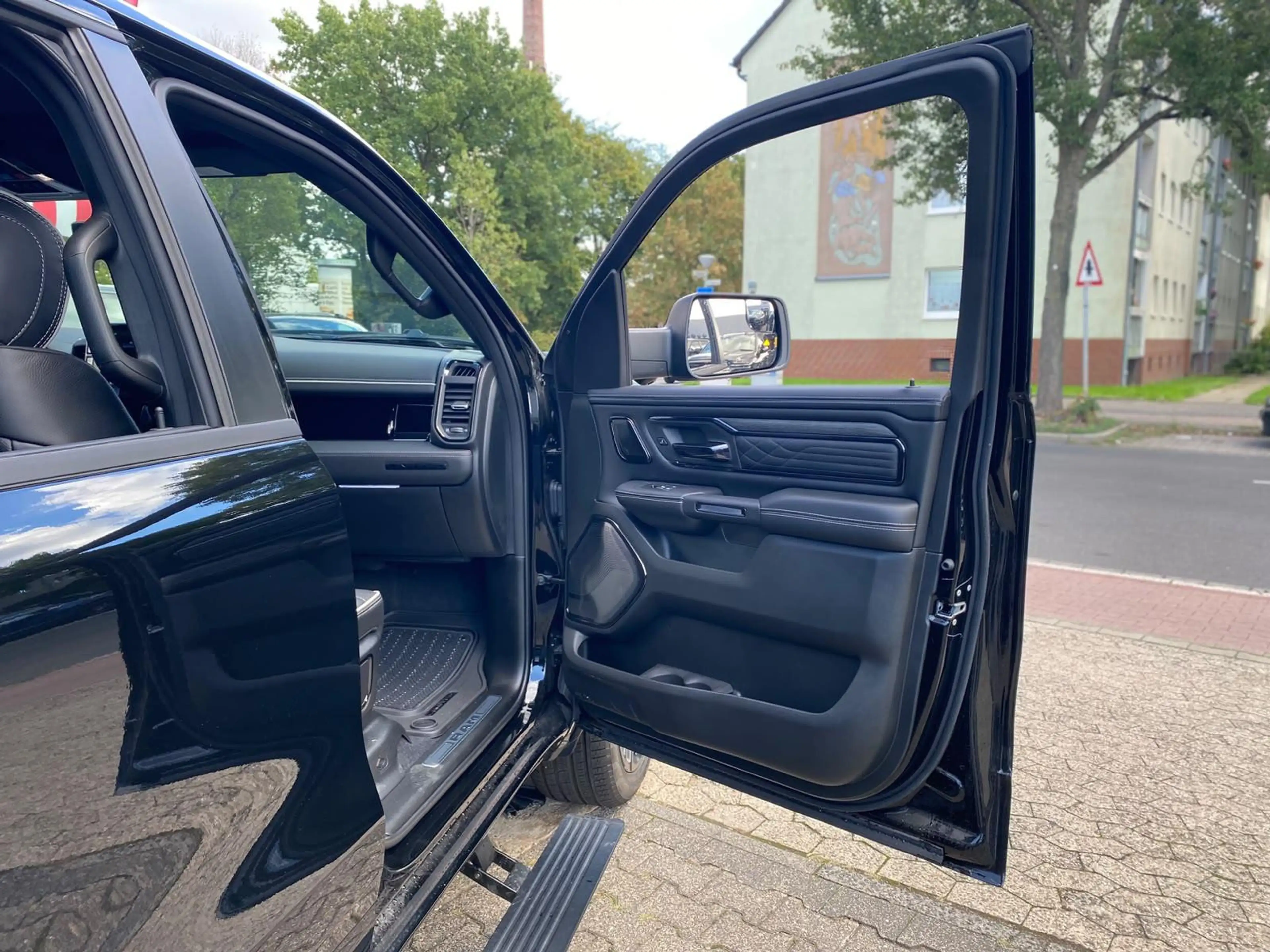 Dodge RAM 5.7 V8 HEMI Limited Night 2026 + 3 Jahre Garantie — photo 11