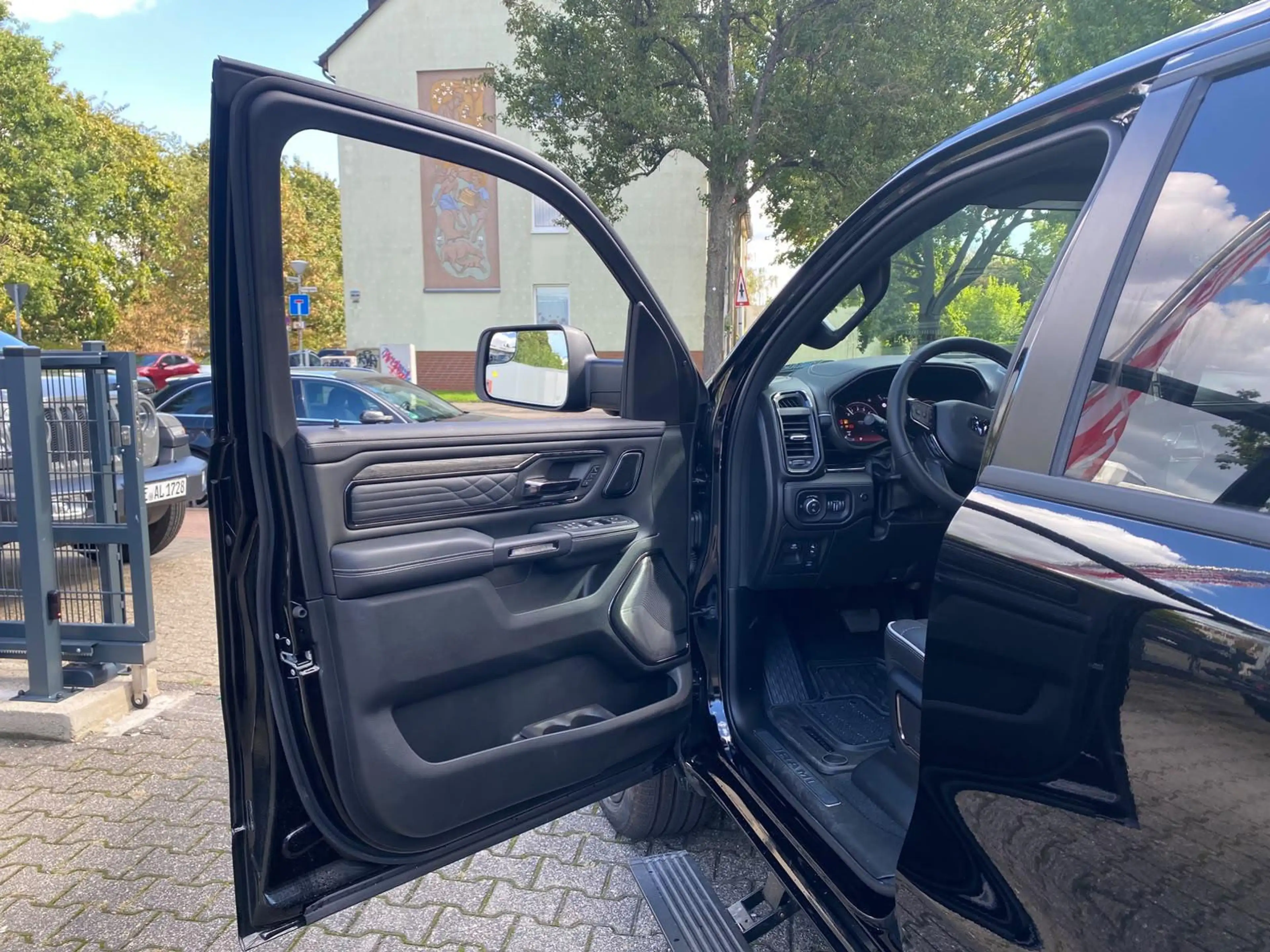 Dodge RAM 5.7 V8 HEMI Limited Night 2026 + 3 Jahre Garantie — photo 8