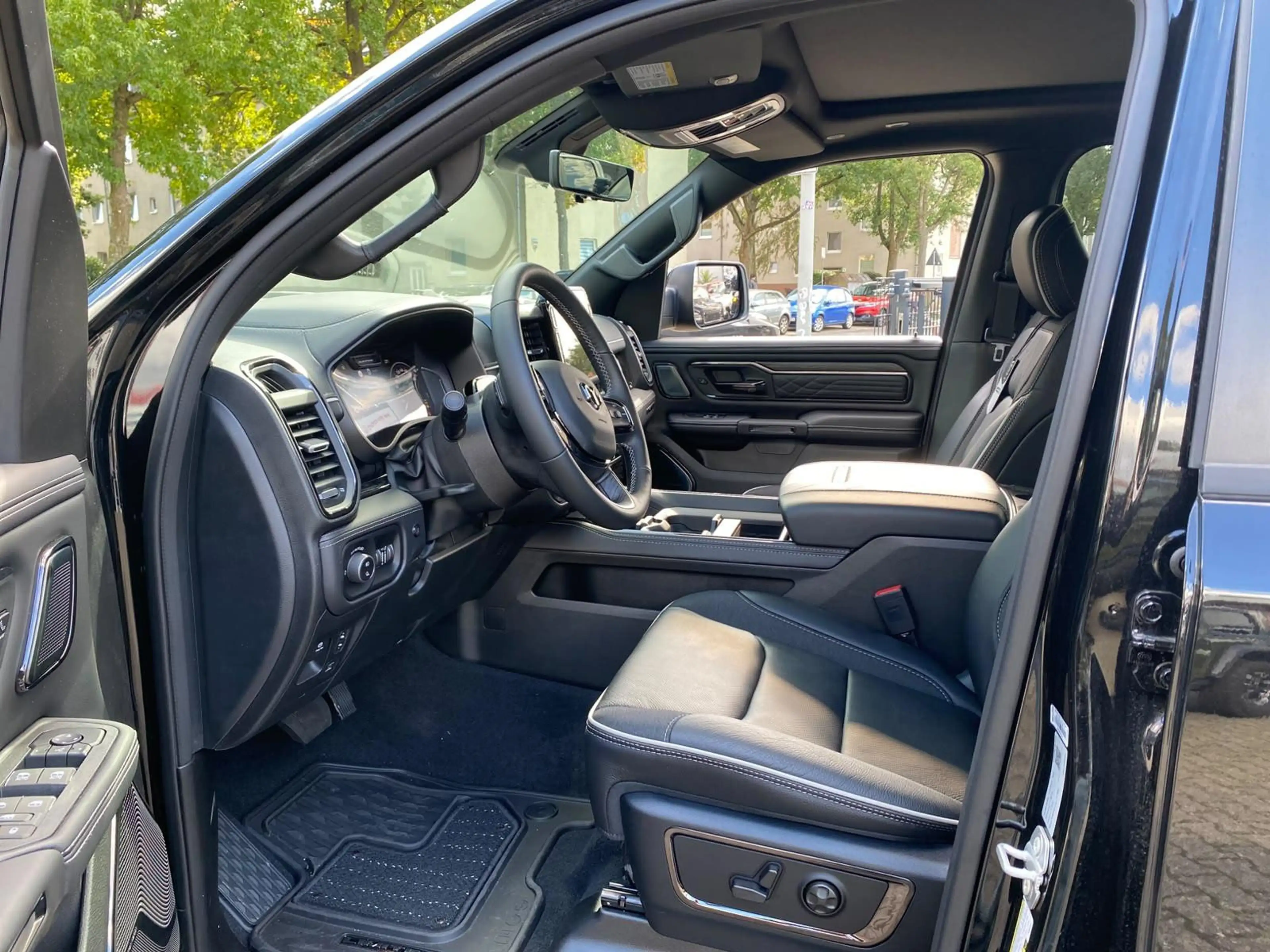 Dodge RAM 5.7 V8 HEMI Limited Night 2026 + 3 Jahre Garantie — photo 9