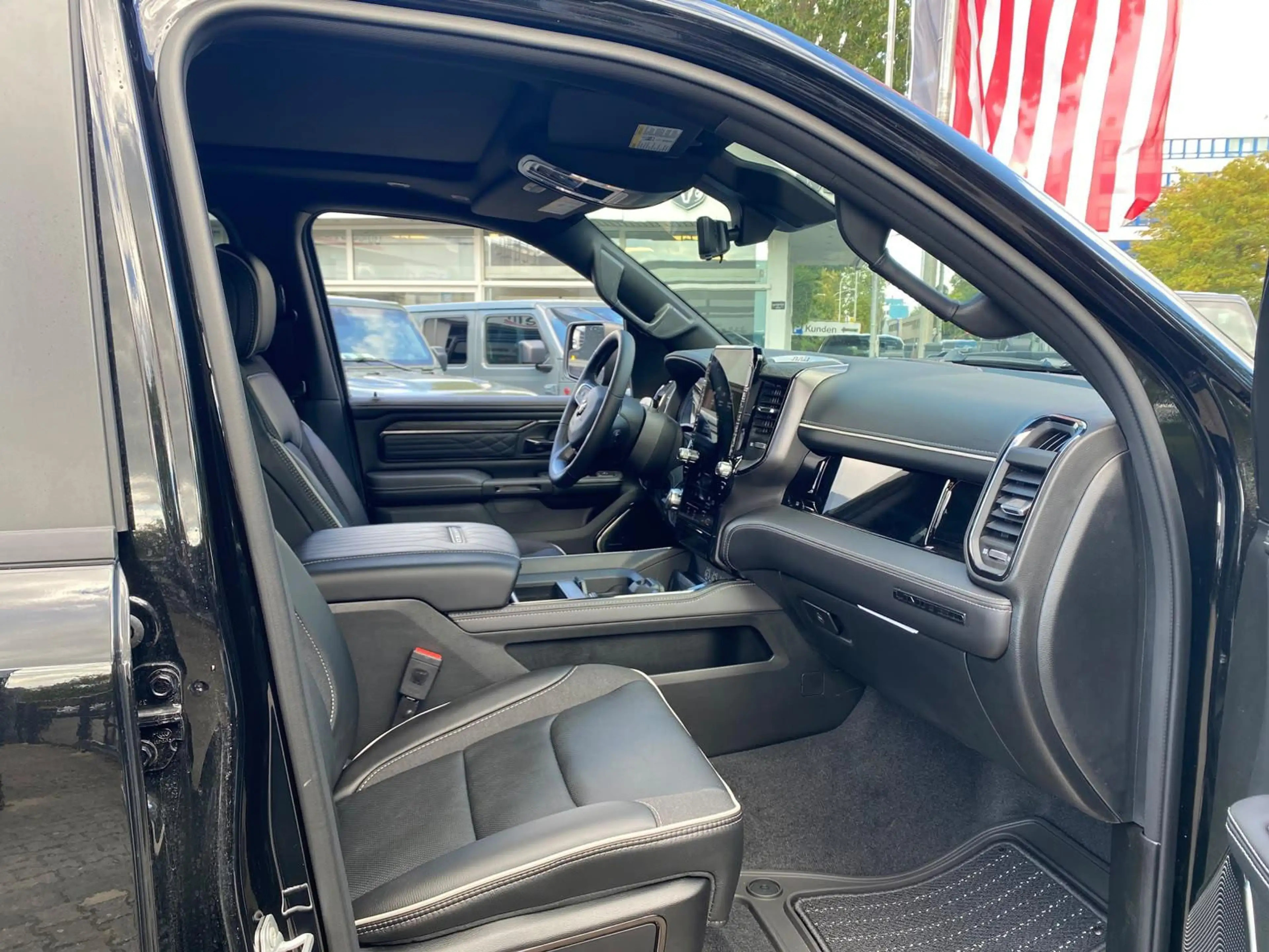 Dodge RAM 5.7 V8 HEMI Limited Night 2026 + 3 Jahre Garantie — photo 12