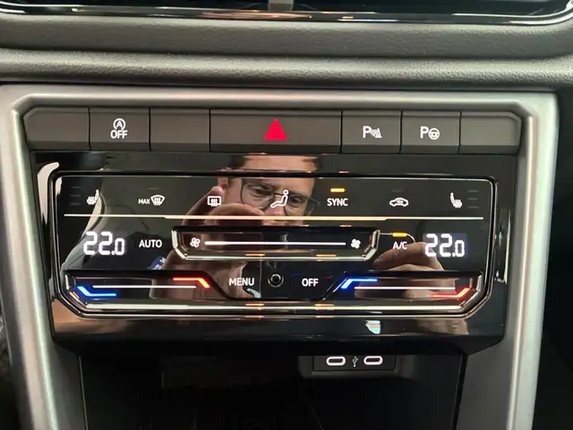 Volkswagen T-Roc view 10