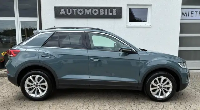 Volkswagen T-Roc view 4