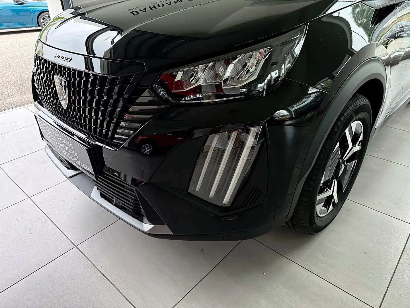 Peugeot 2008 Hybrid 145 e-DCS6 Allure Schwarz - 2