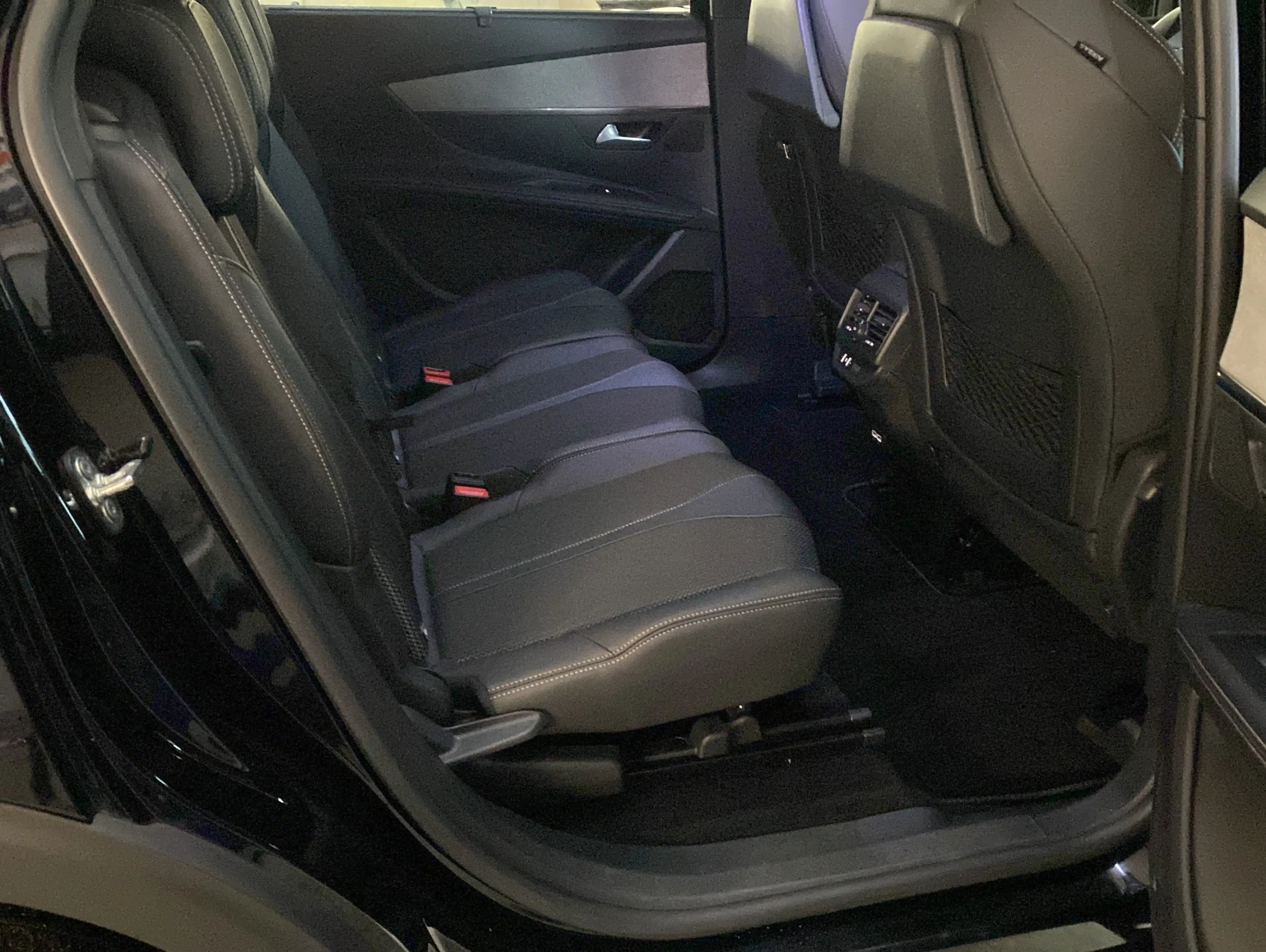 Peugeot 5008 GT Facelift*Navi*ACC*Kamera*7Sitze* — photo 14