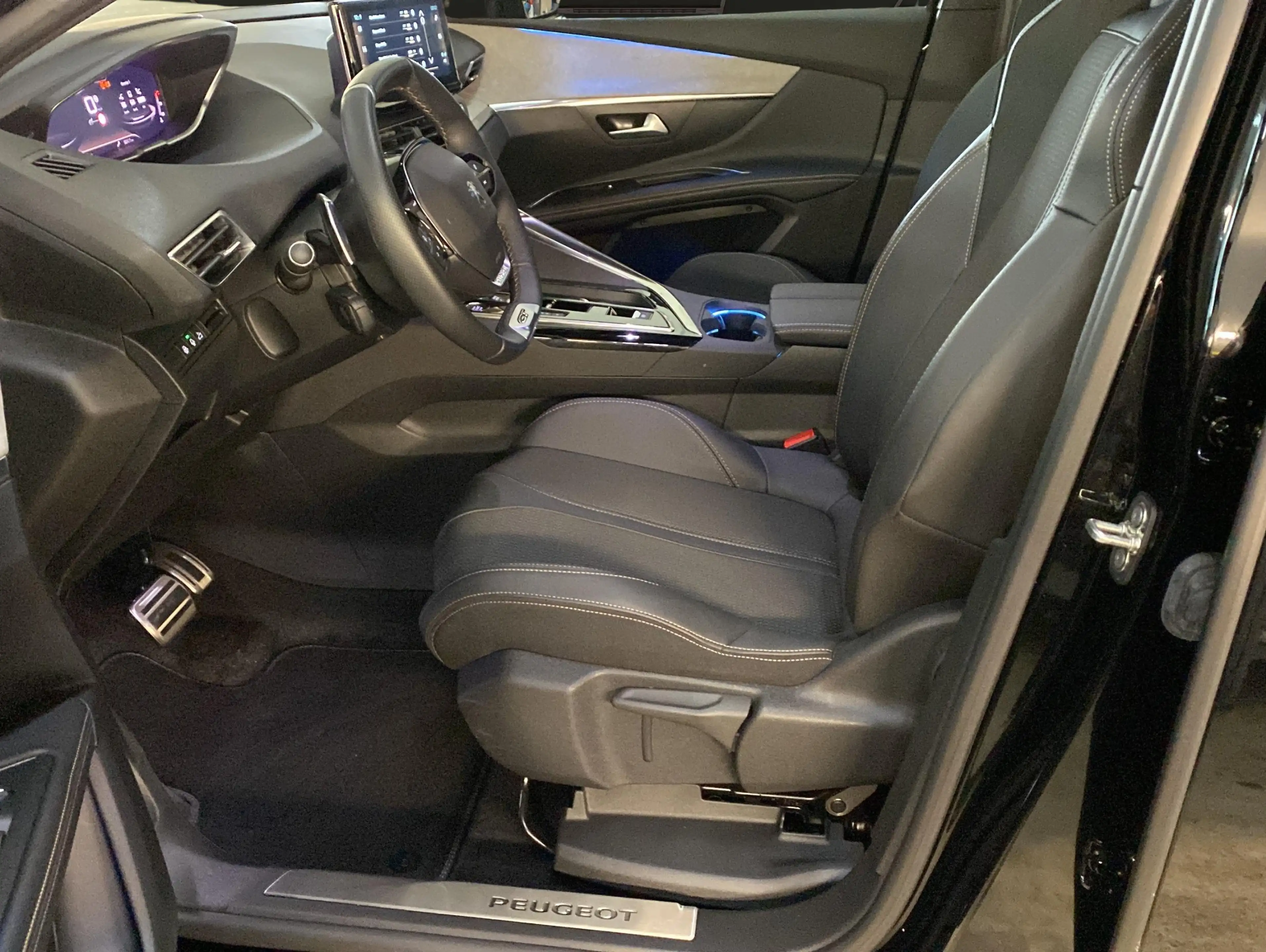 Peugeot 5008 GT Facelift*Navi*ACC*Kamera*7Sitze* — photo 5