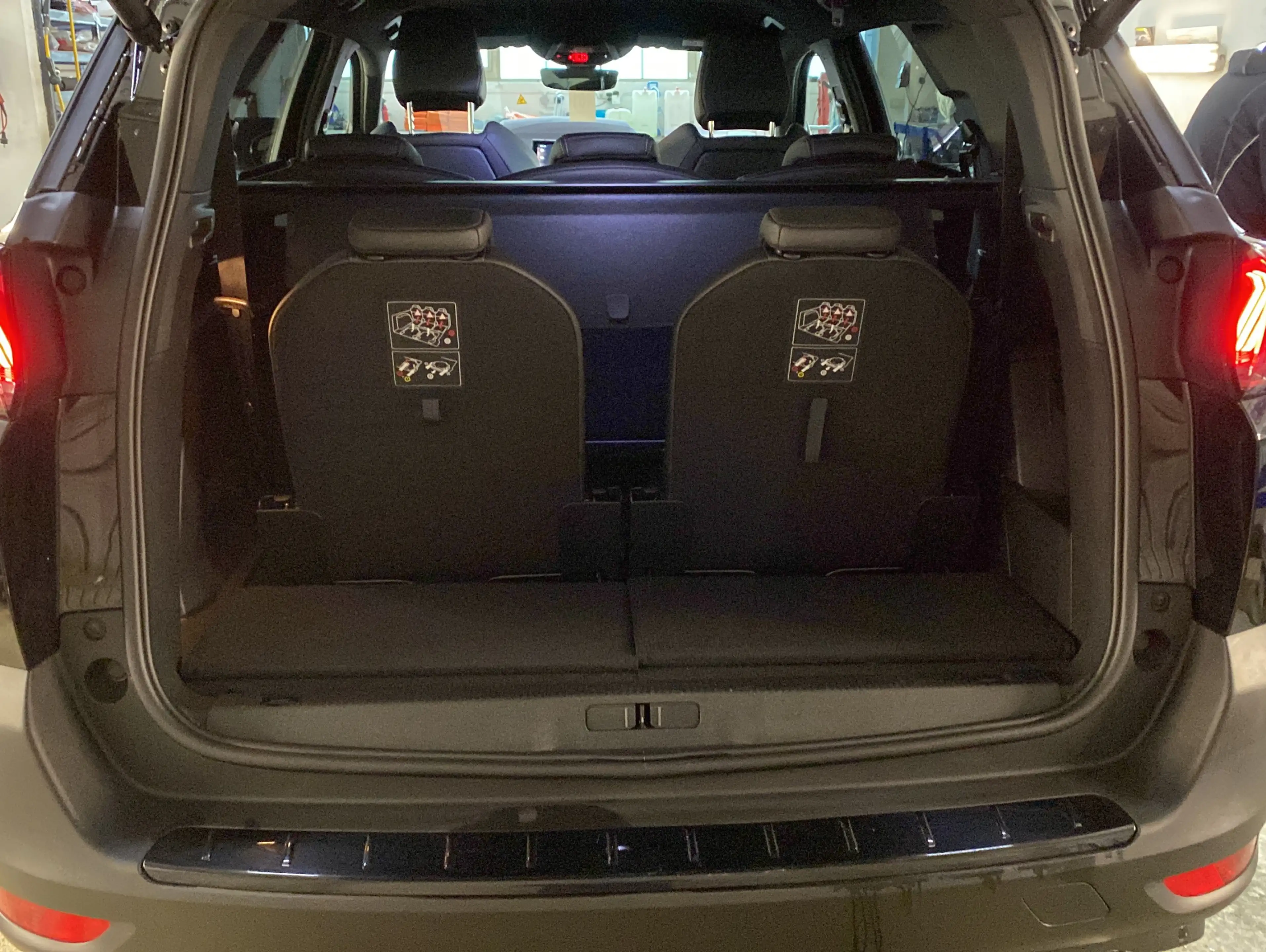 Peugeot 5008 GT Facelift*Navi*ACC*Kamera*7Sitze* — photo 12