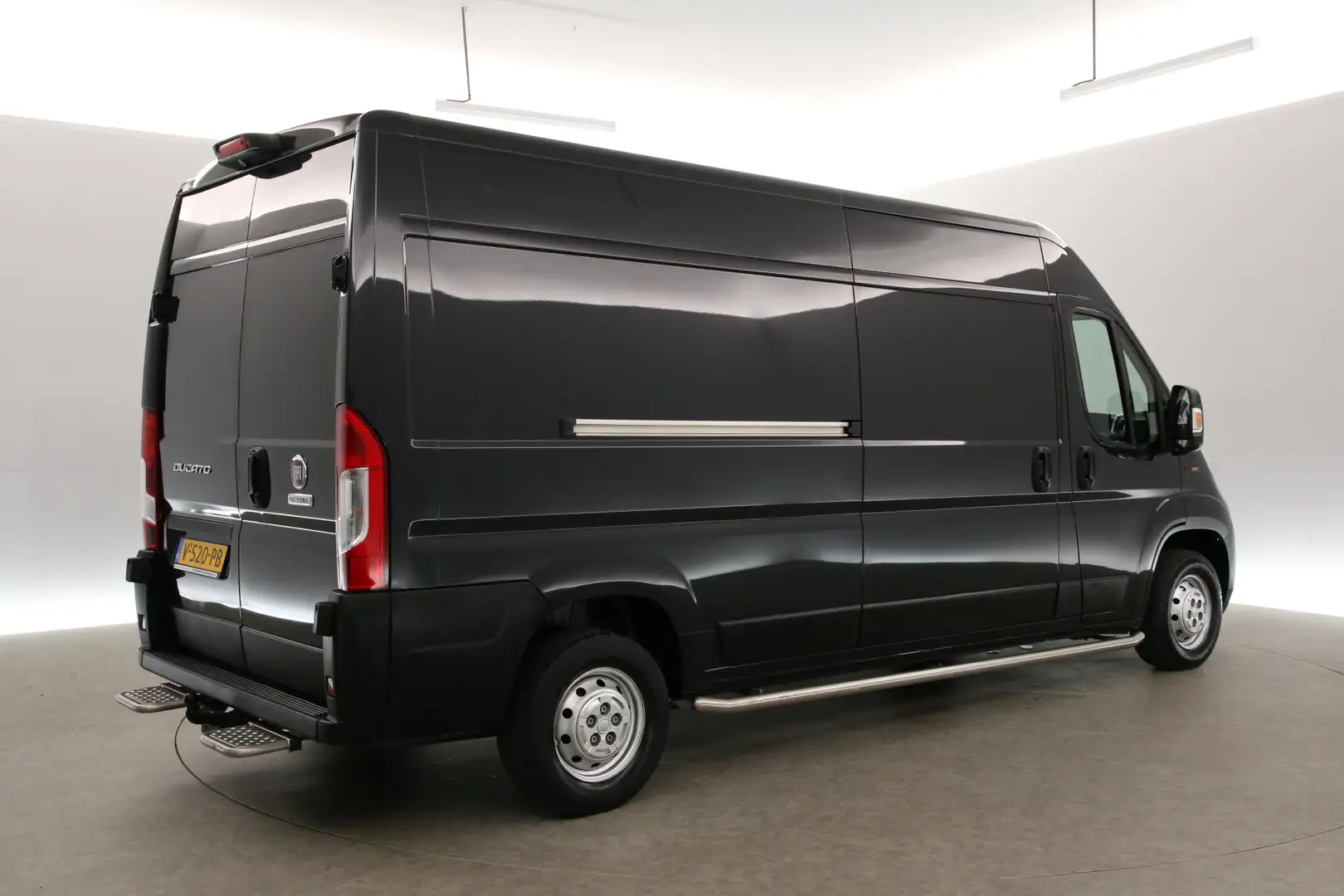 Fiat Ducato 33 2.3 MultiJet L3H2 Airco Camera Cruise Navigatie Zwart - 2