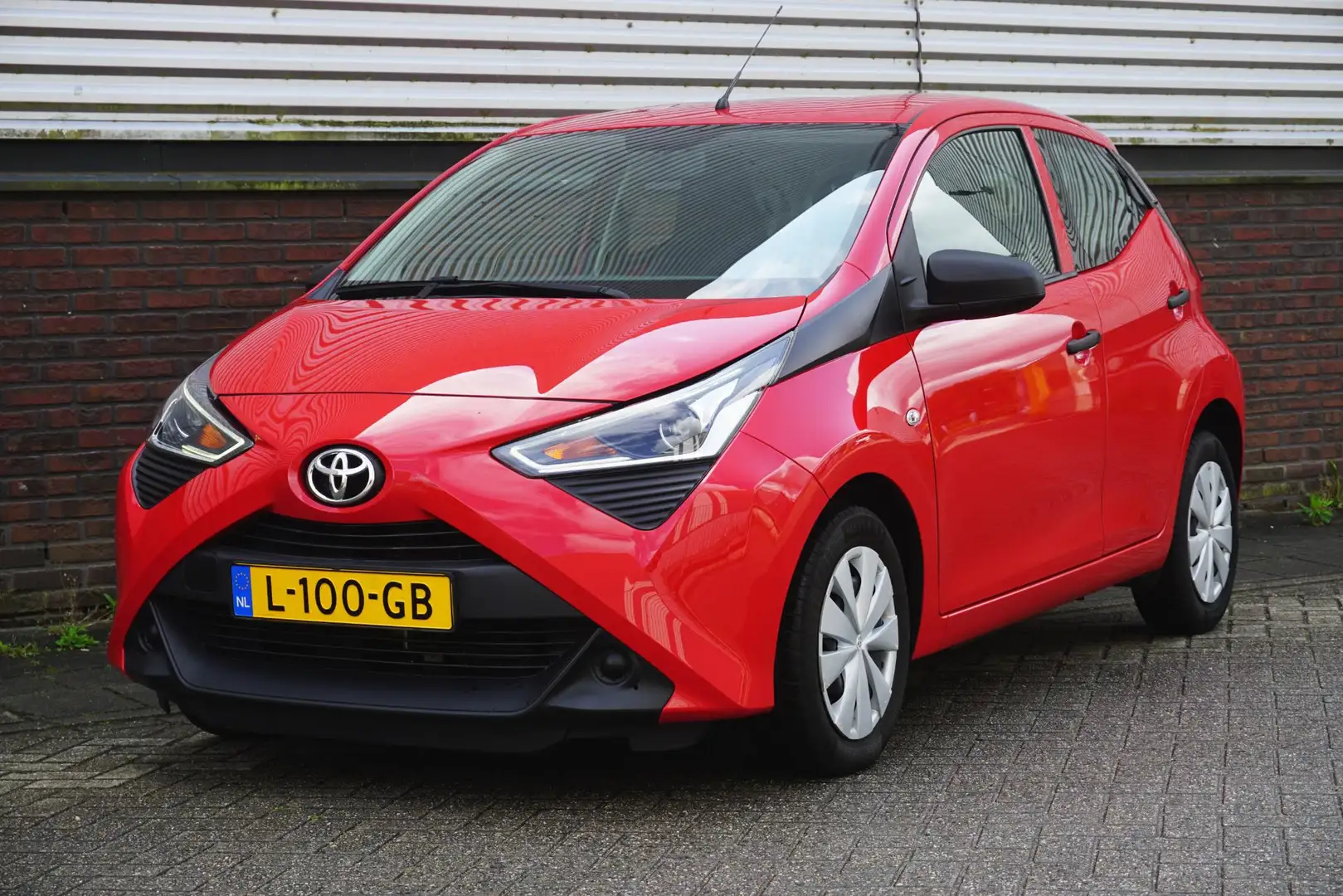 Toyota Aygo 1.0 VVT-i x-fun/Dealeronderhouden/1e Eigenaar/ Rouge - 1